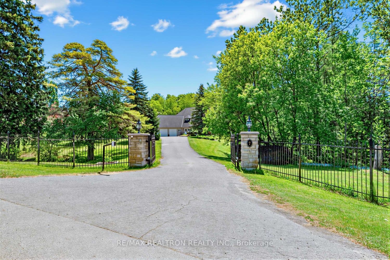 7 Gilbert Drive, Aurora, ON L4G 6W8