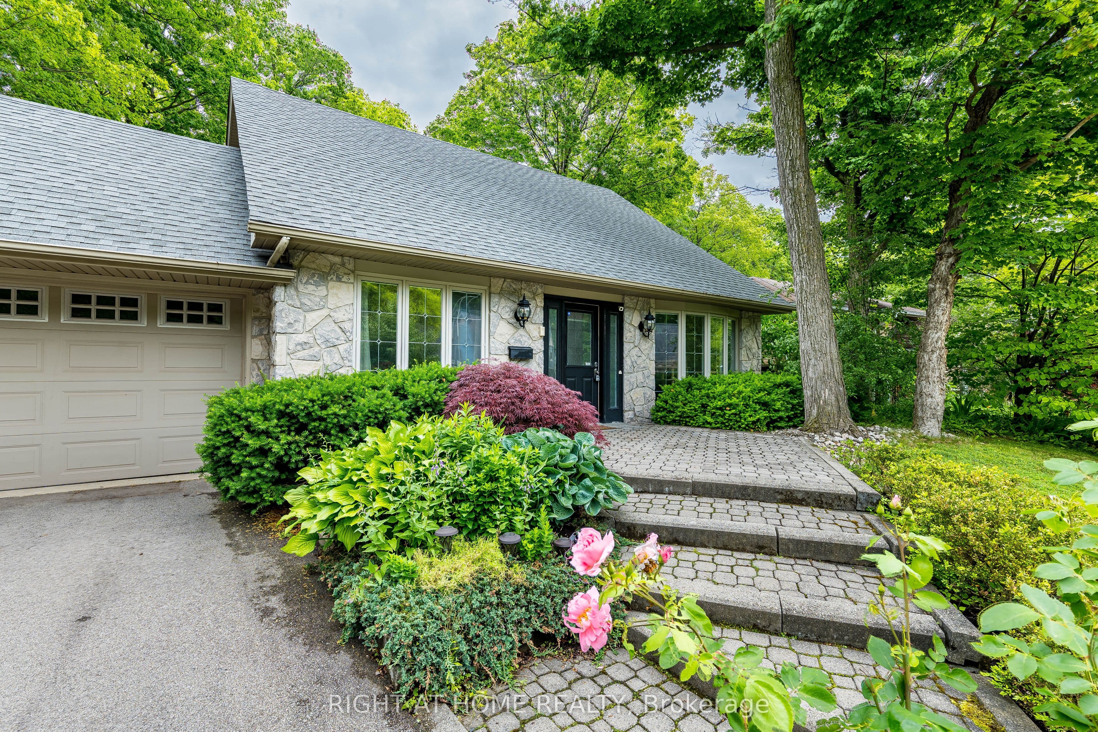 1941 Four Seasons Drive, Burlington, ON L7P 2Y3