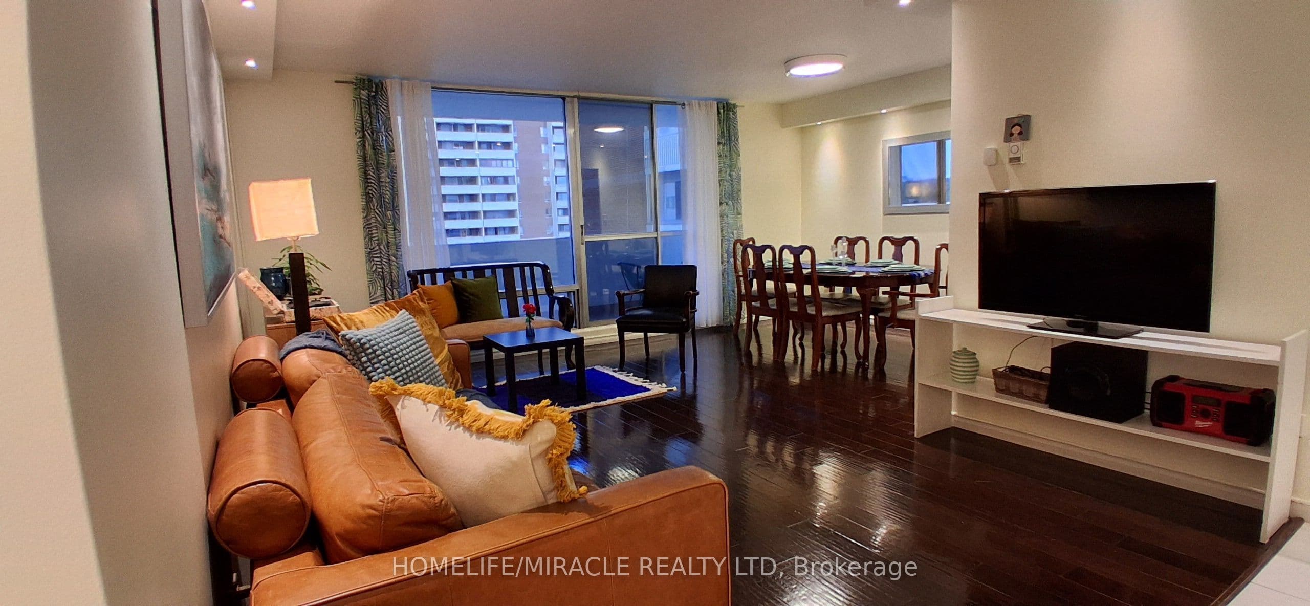 1 Massey Square 1618, Toronto, ON M4C 5L4