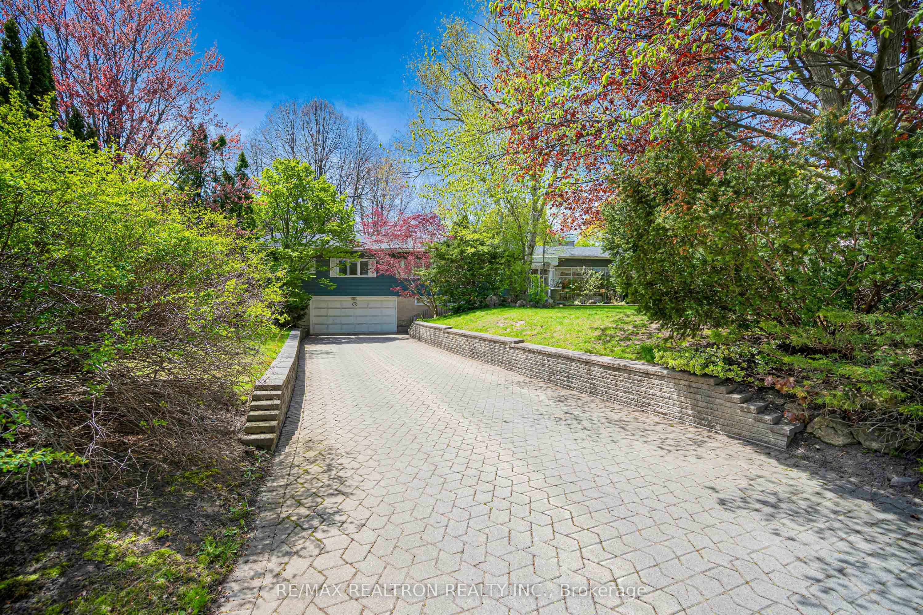 25 Vernham Court, Toronto, ON M2L 2B3