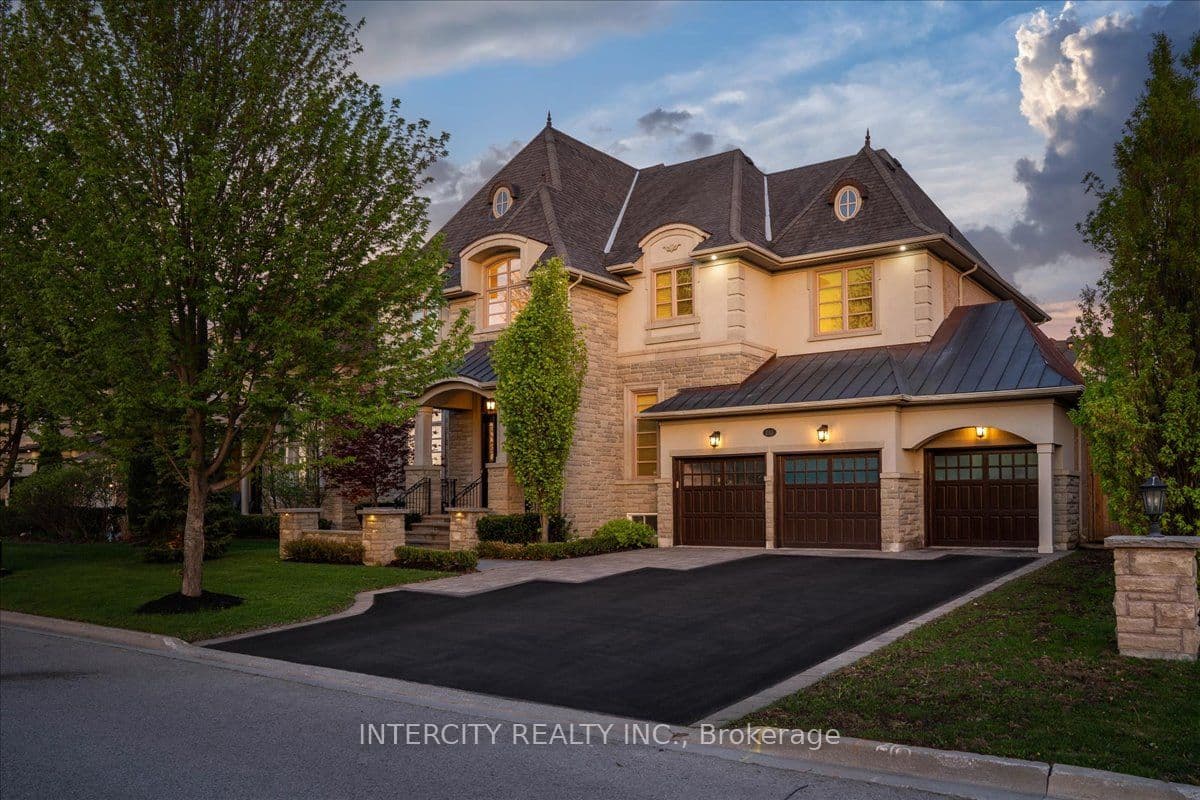 233 Carisbrooke Circle, Aurora, ON L4G 0K4