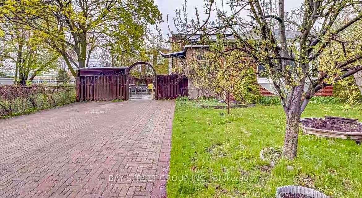 497 Lynett Crescent Lower, Richmond Hill, ON L4C 2V8