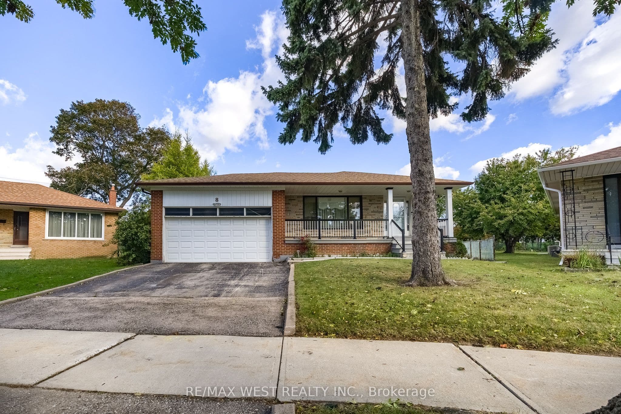 8 Carswell Place, Toronto, ON M9R 3K7