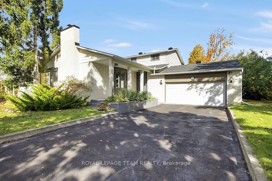 61 Amberwood Crescent, Country Place - Pineglen - Crestview and Area, ON K2E 7C2