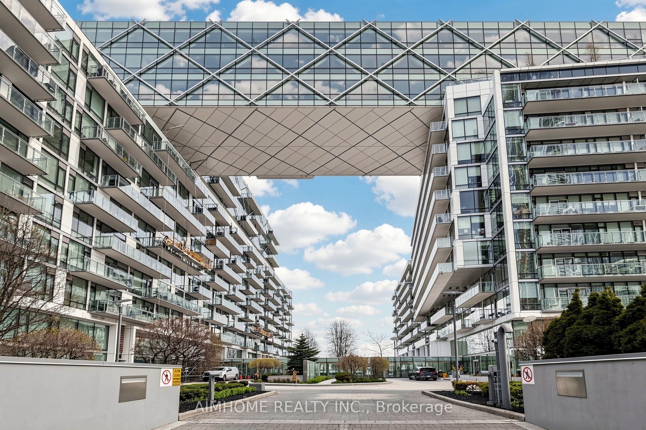 39 Queens Quay 328, Toronto, ON M5E 0A4