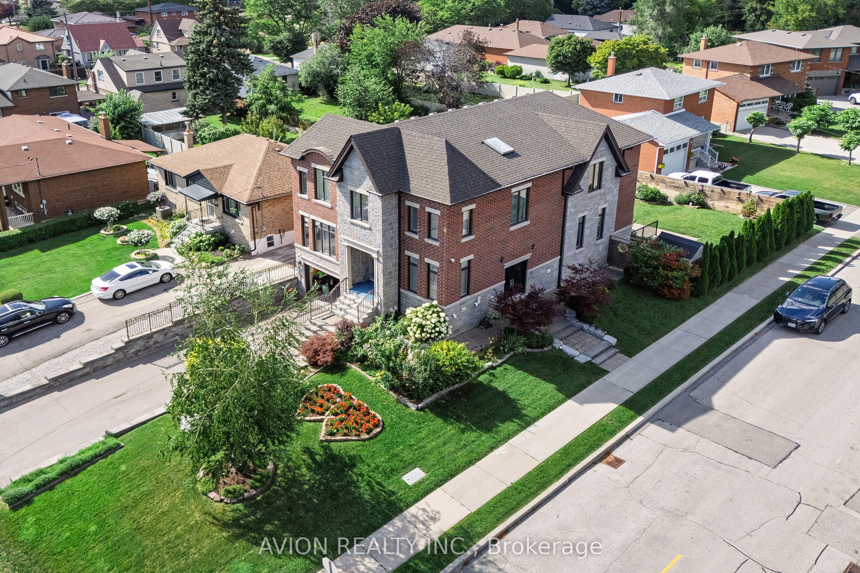 220 Falstaff Avenue, Toronto, ON M6L 2E9