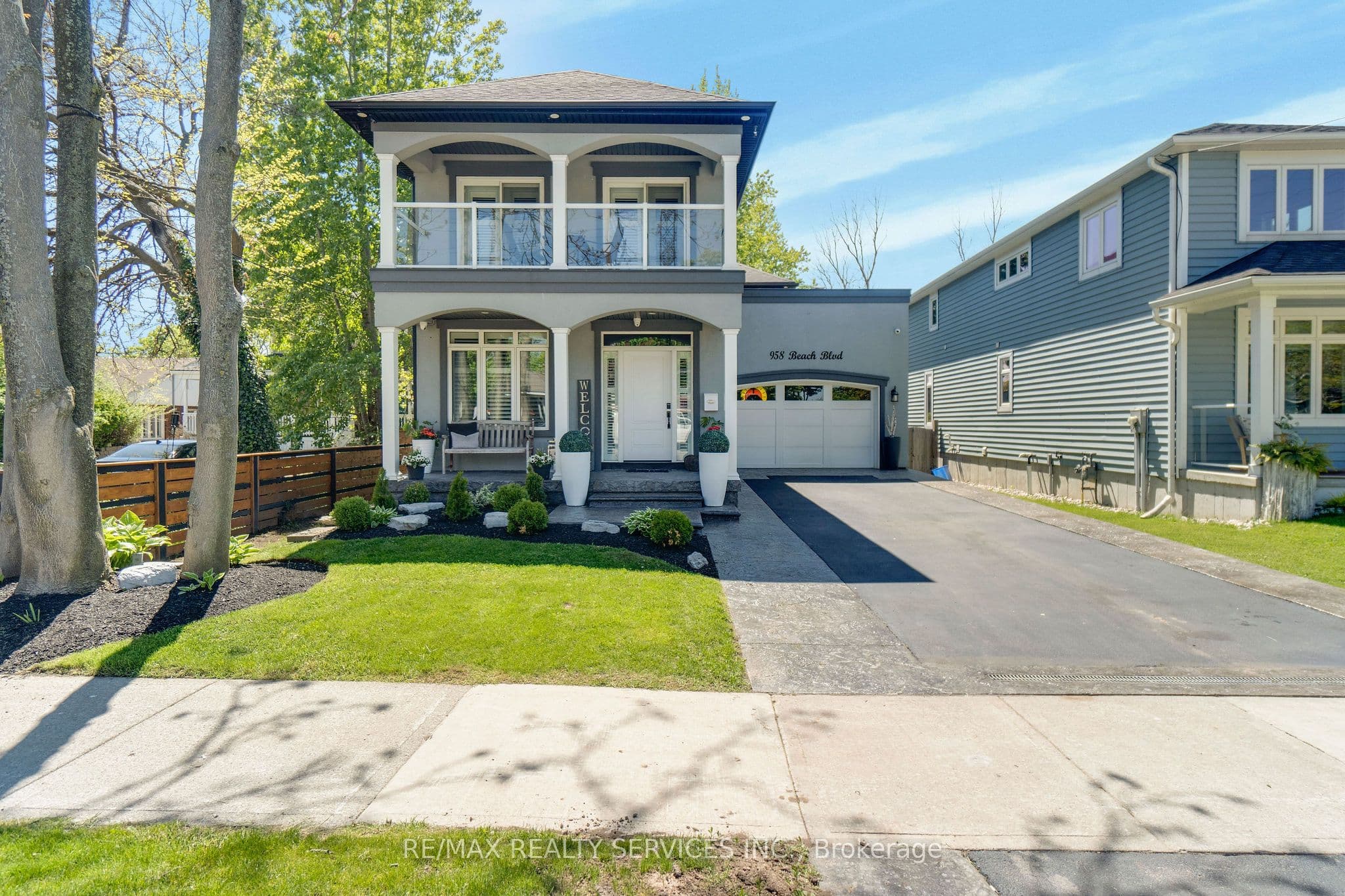 958 Beach Boulevard, Hamilton, ON L8H 6Z4