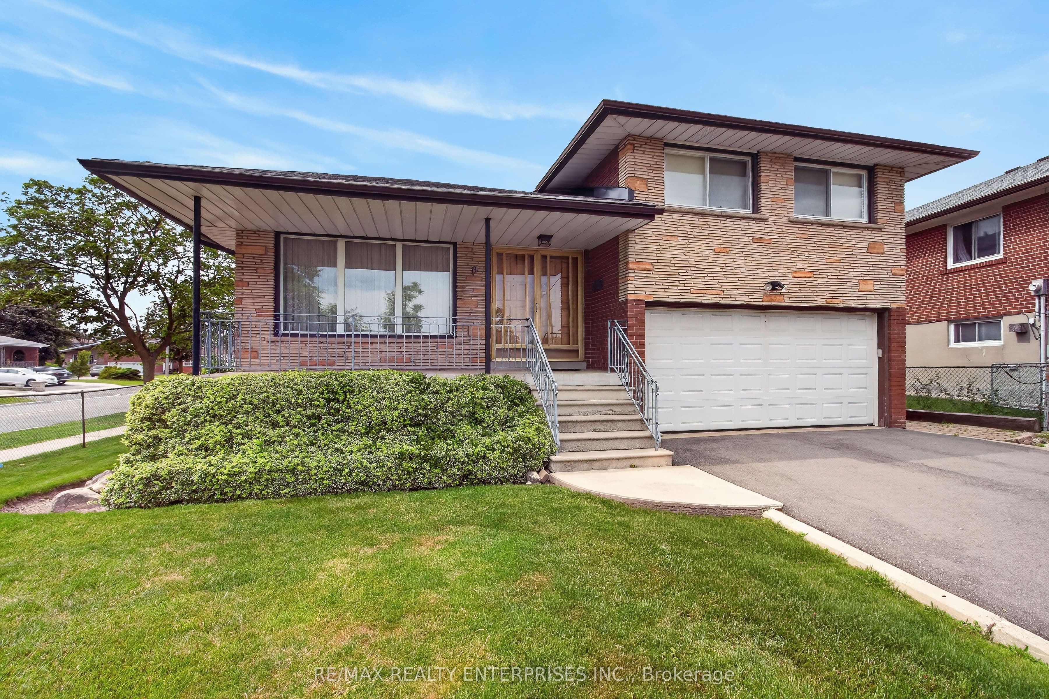 3 Slane Court, Toronto, ON M9V 3X5