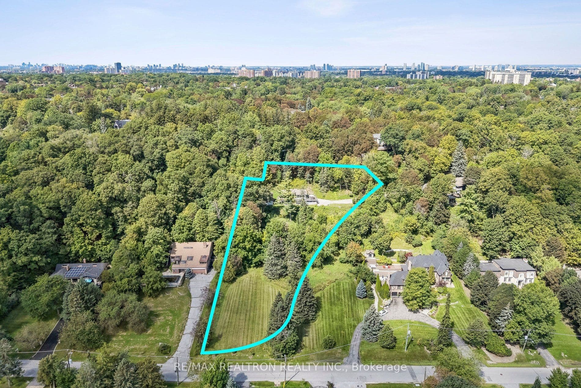 1 Ledge Road, Toronto, ON M1M 1H1