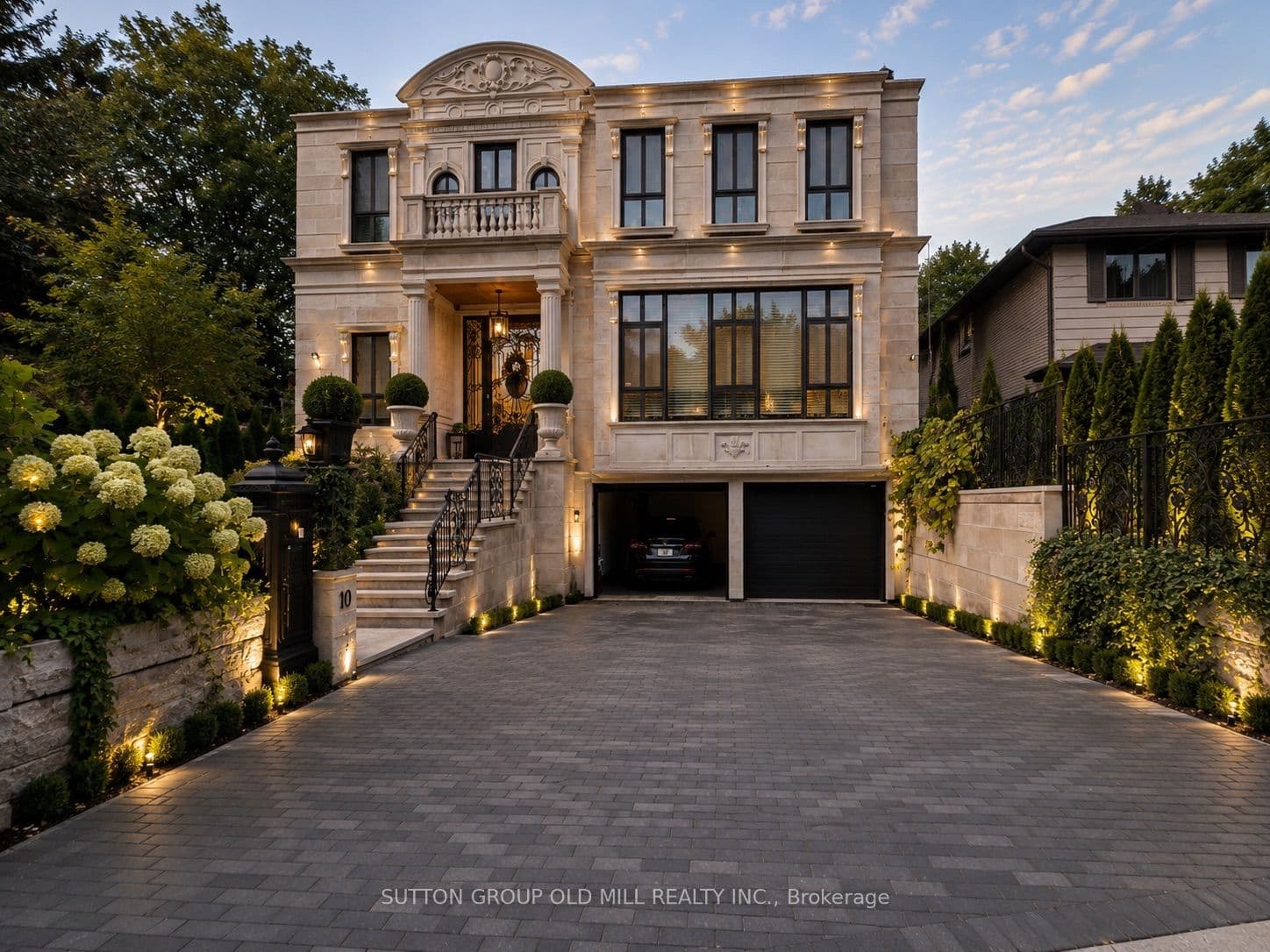 10 Hillavon Drive, Toronto, ON M9B 2P5