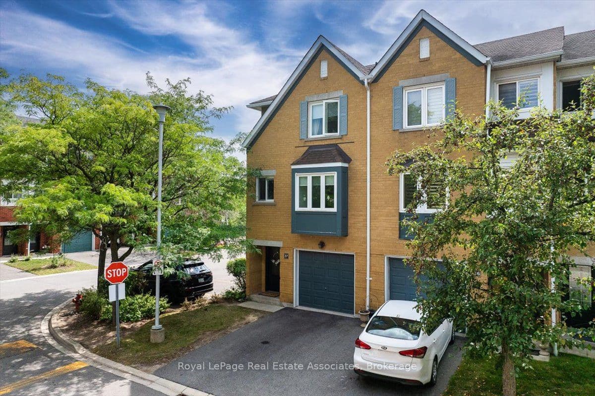 2300 Brays Lane 37, Oakville, ON L6M 3J9