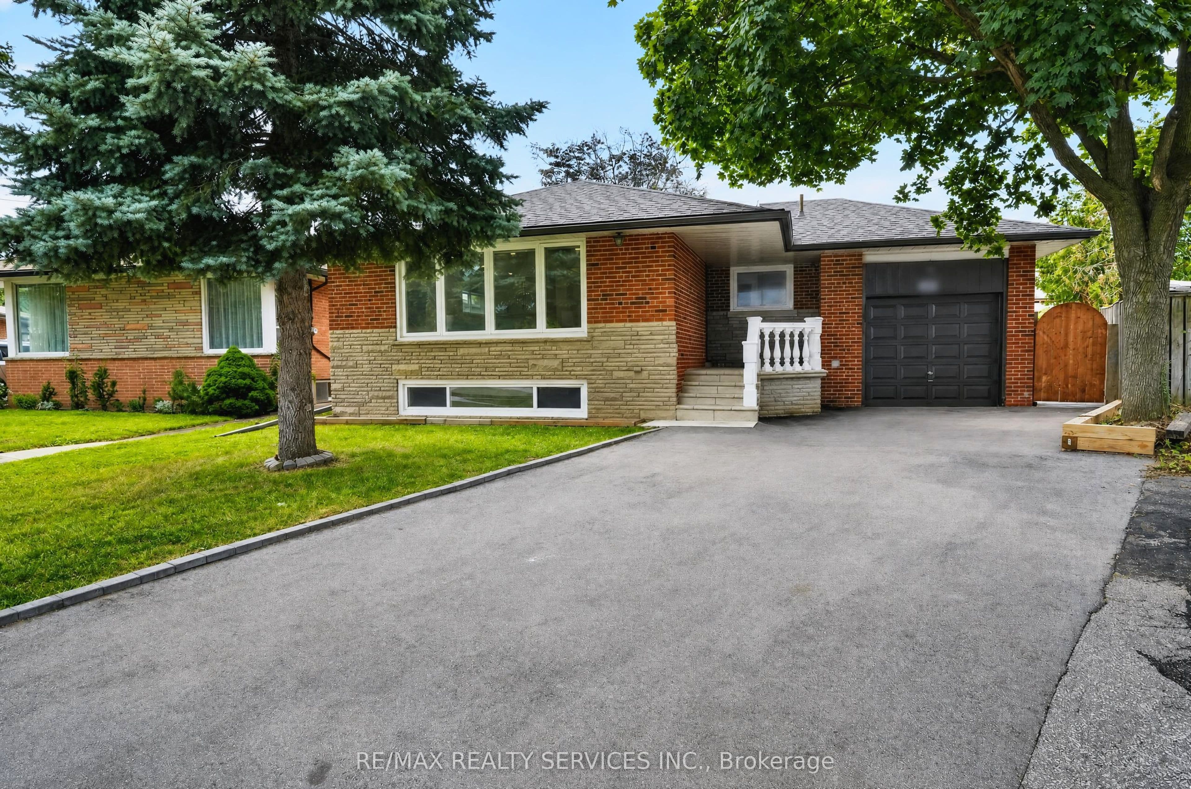18 Spencely Court, Toronto, ON M9P 1N5