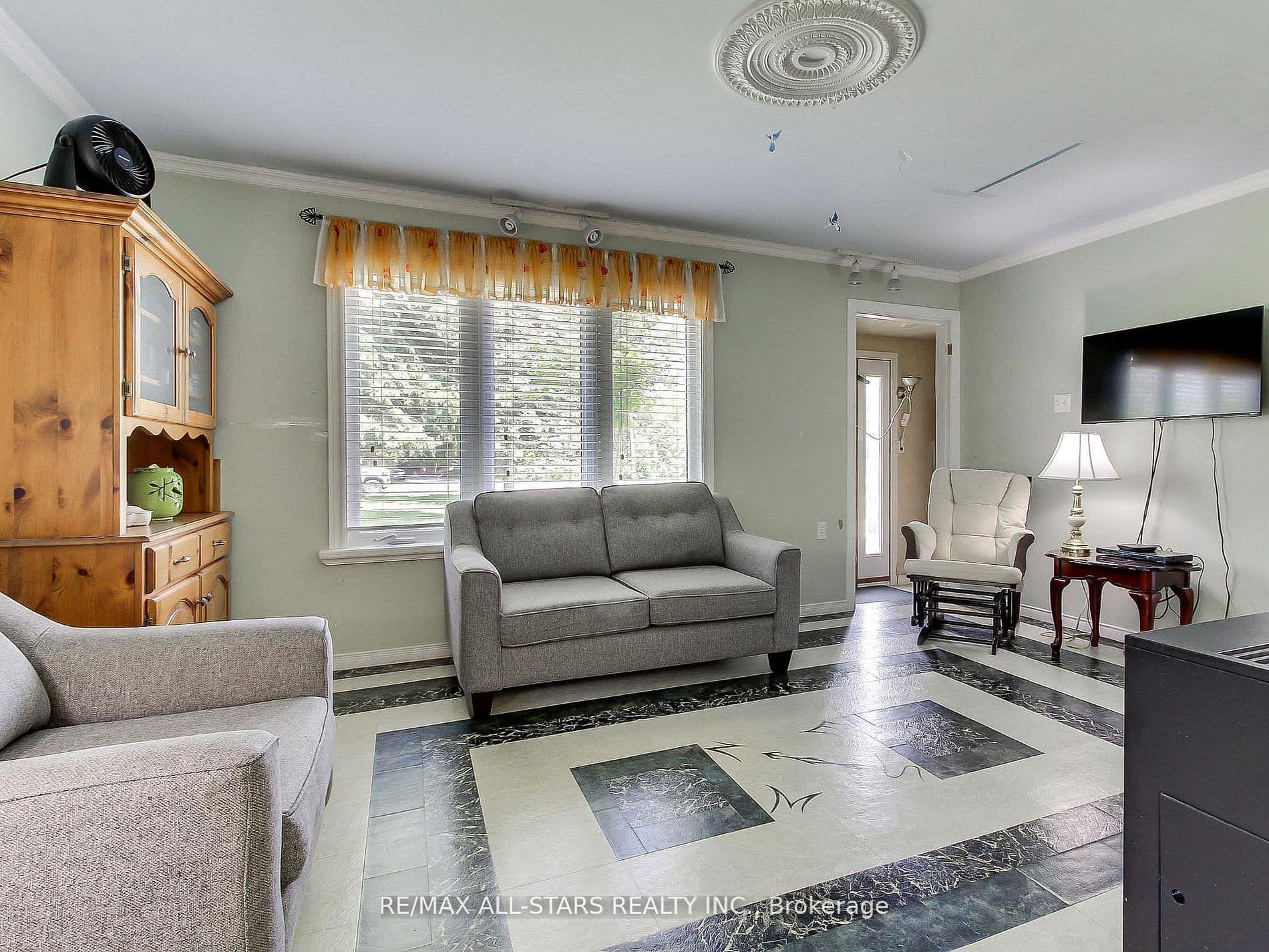 9 Riverglen Drive, Georgina, ON L4P 2P9