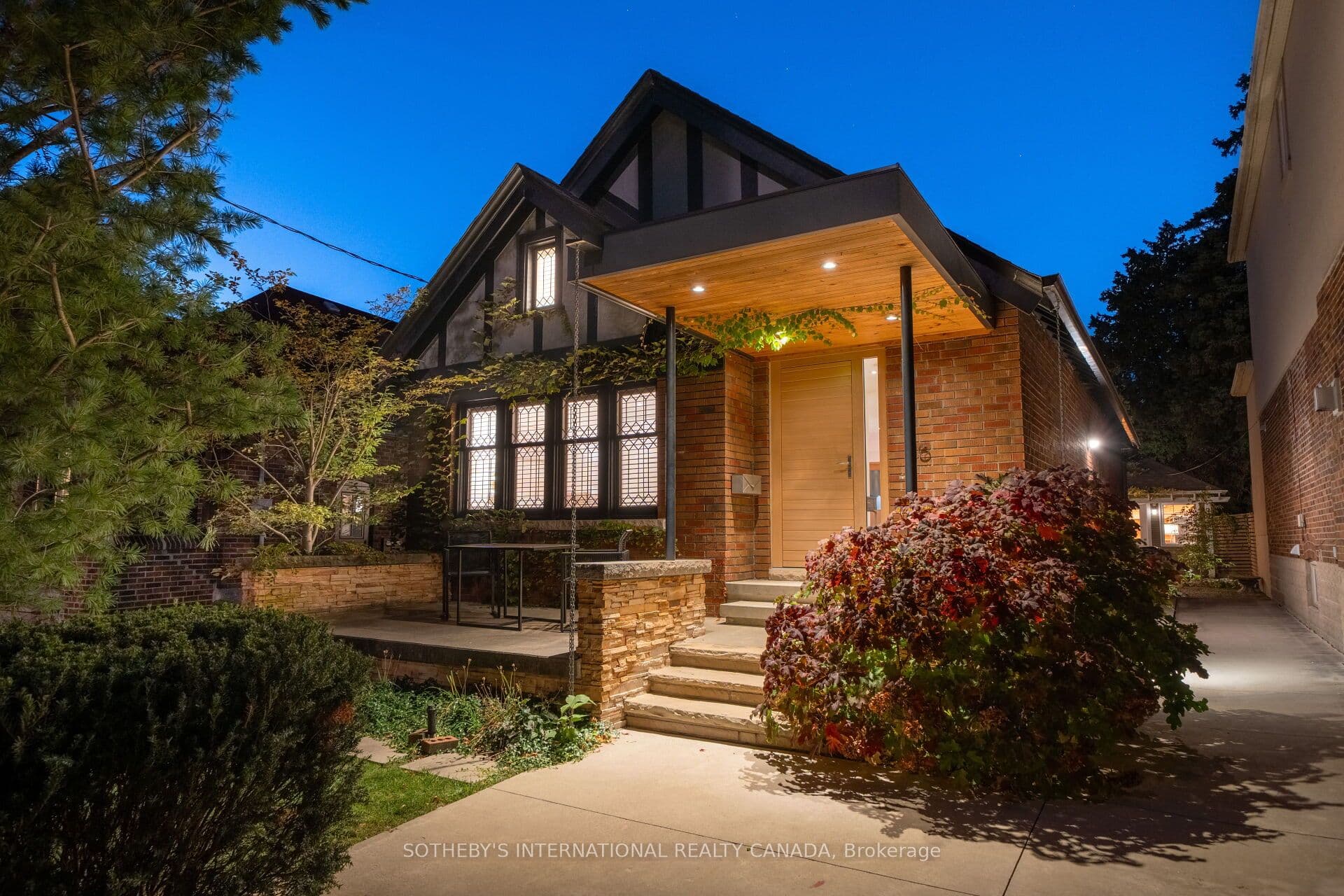 16 Sunnybrook Road, Toronto, ON M6S 1G2