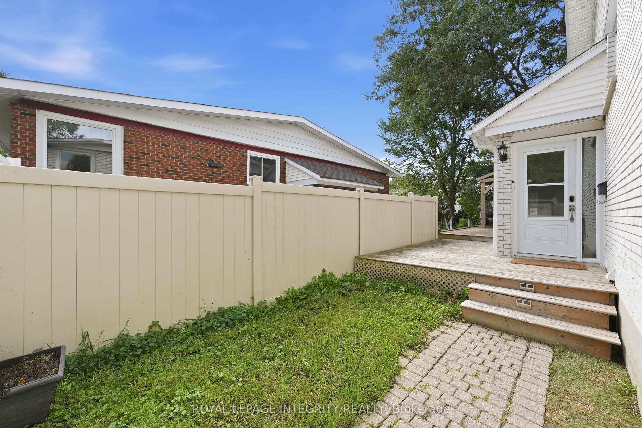 26 Woodmount Crescent, Cityview - Parkwoods Hills - Rideau Shore, ON K2E 5R1