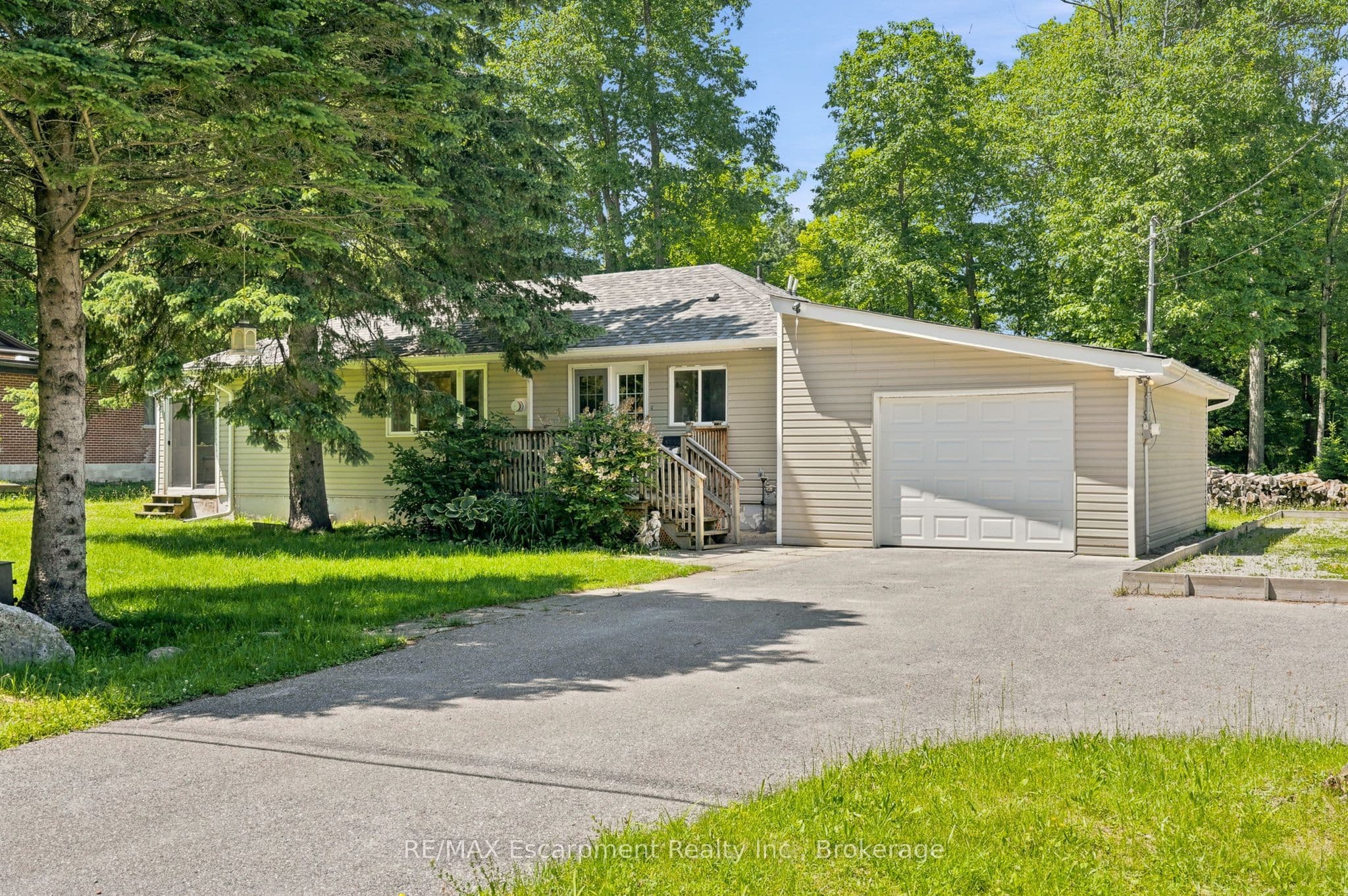 16 Hiawatha Road, Tiny, ON L9M 0B1