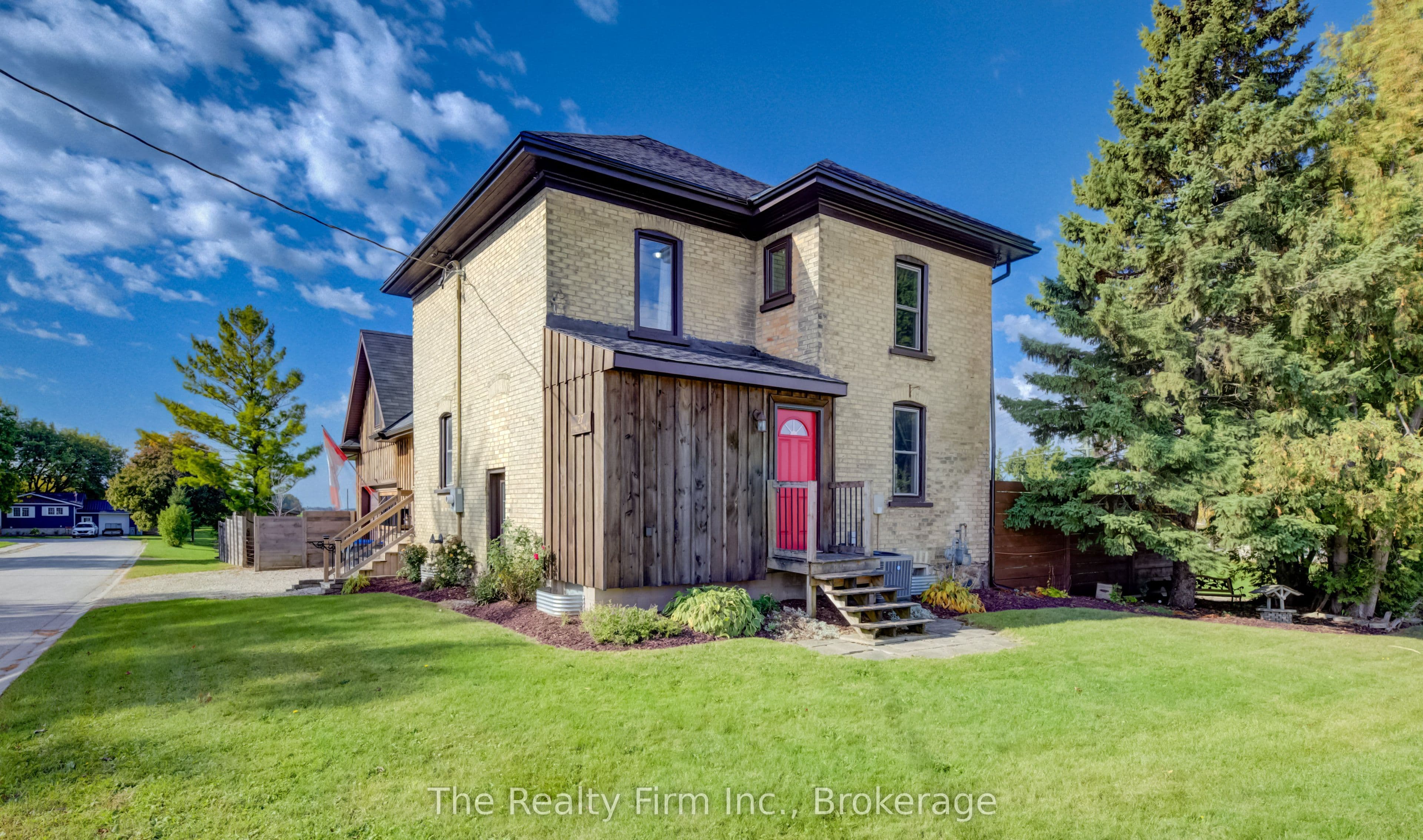 27 Mill St Street W, Perth East, ON N0K 1M0