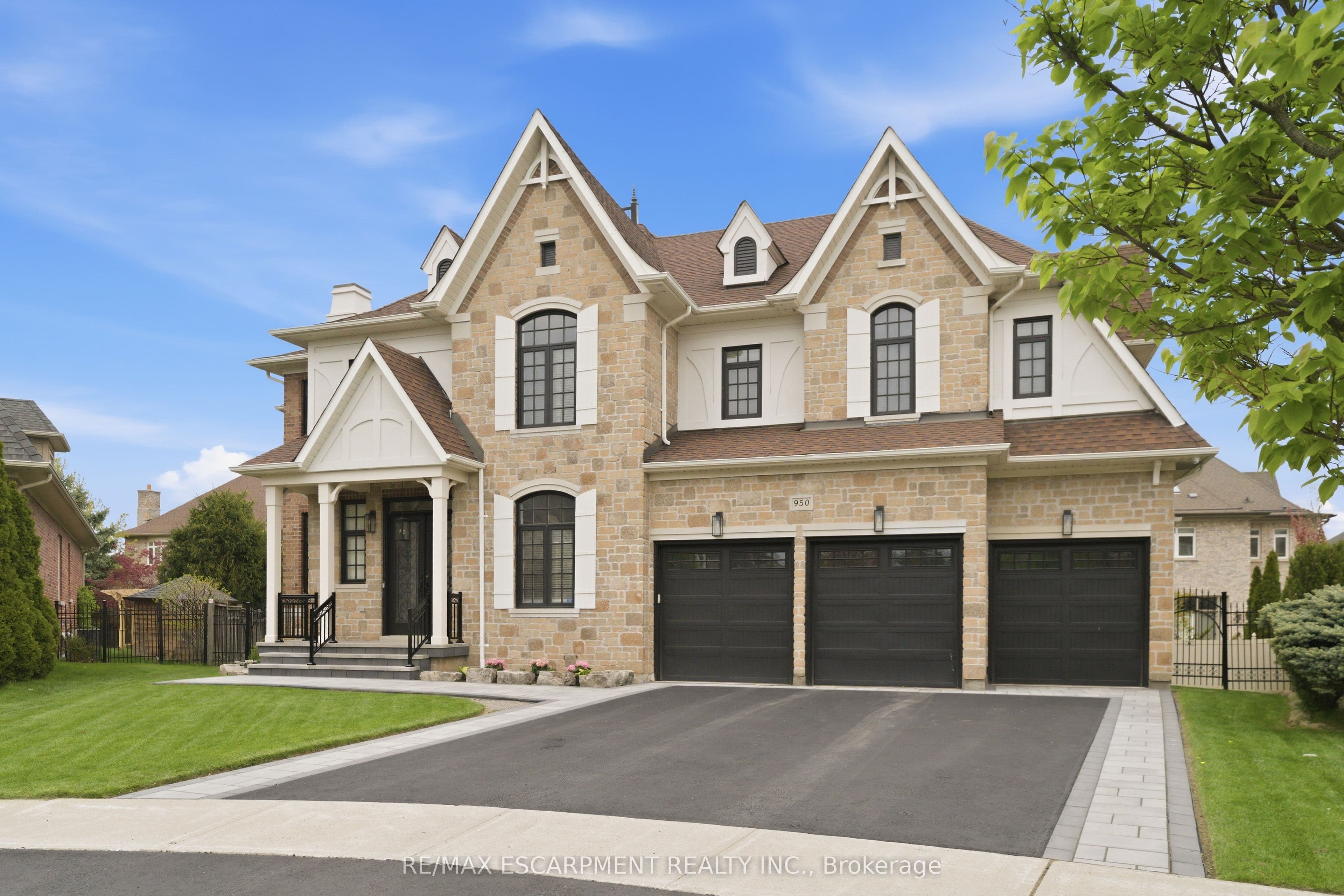 950 FREDONIA Drive, Mississauga, ON L5C 2W4