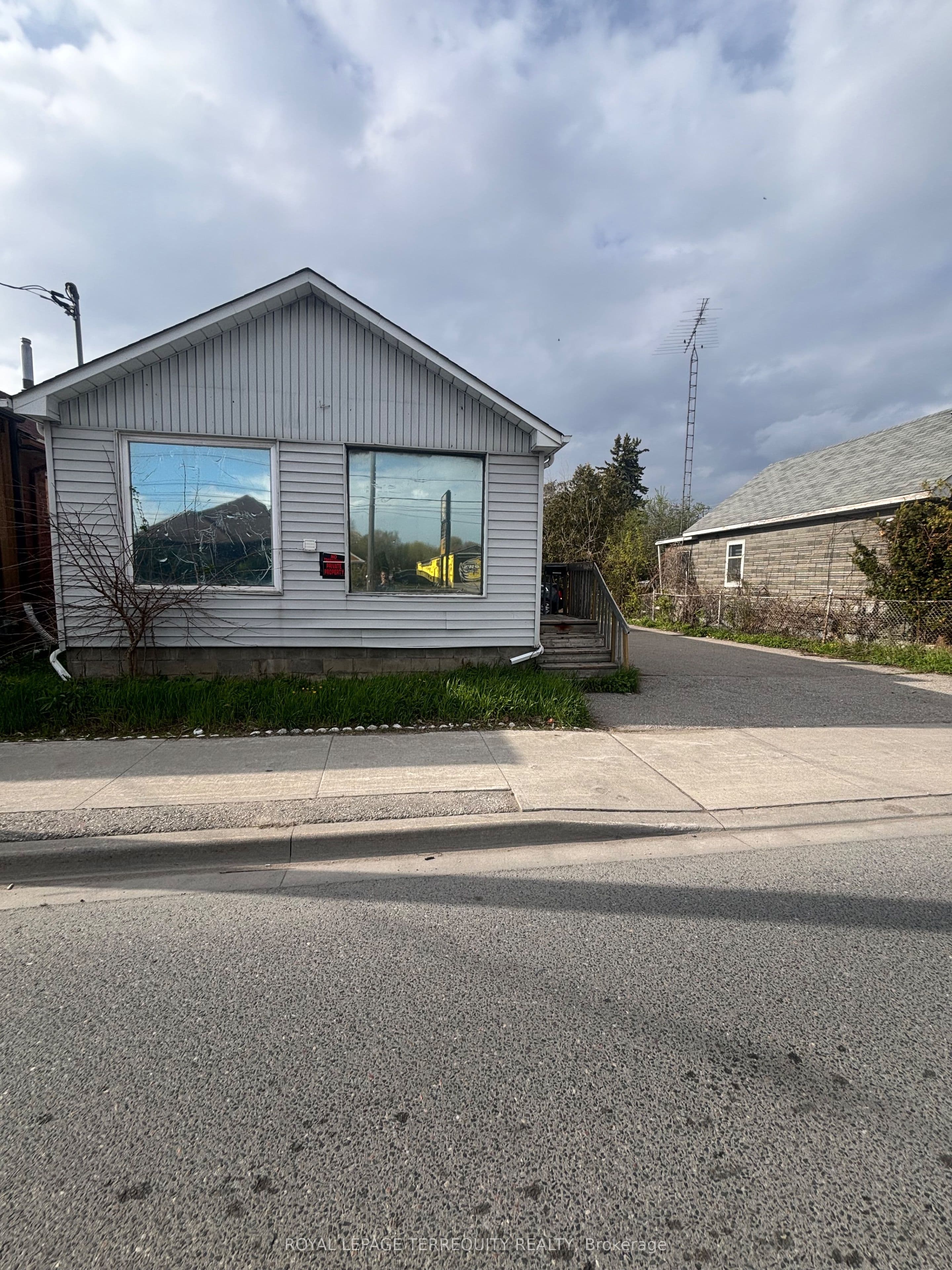 252 Bloor Street E, Oshawa, ON L1H 3M6