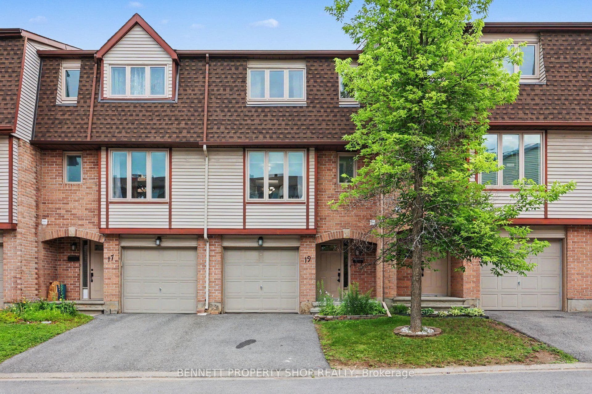 19 Lightfoot Place, Kanata, ON K2L 3M6