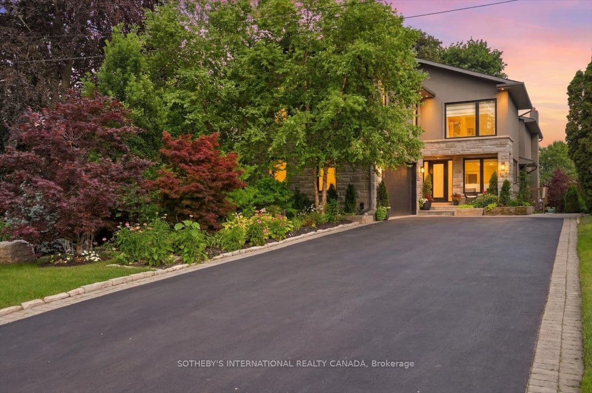 102 Cumberland Drive, Mississauga, ON L5G 3M8