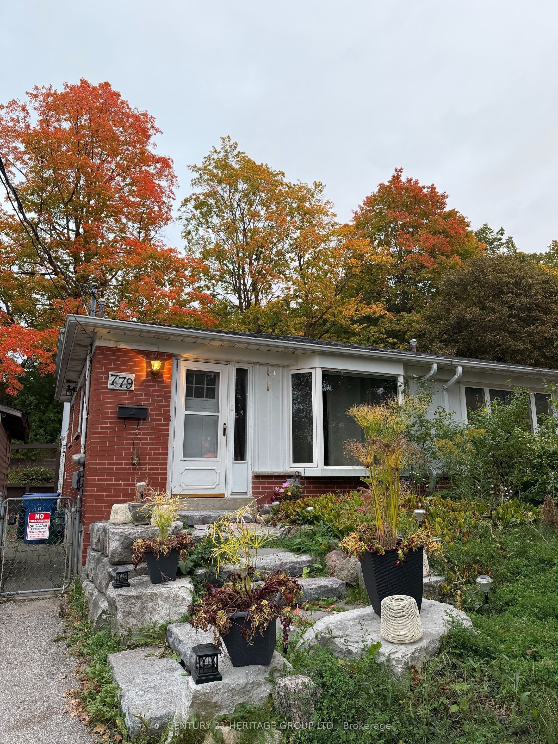 779 Greenfield Crescent Main, Newmarket, ON L3Y 3B2