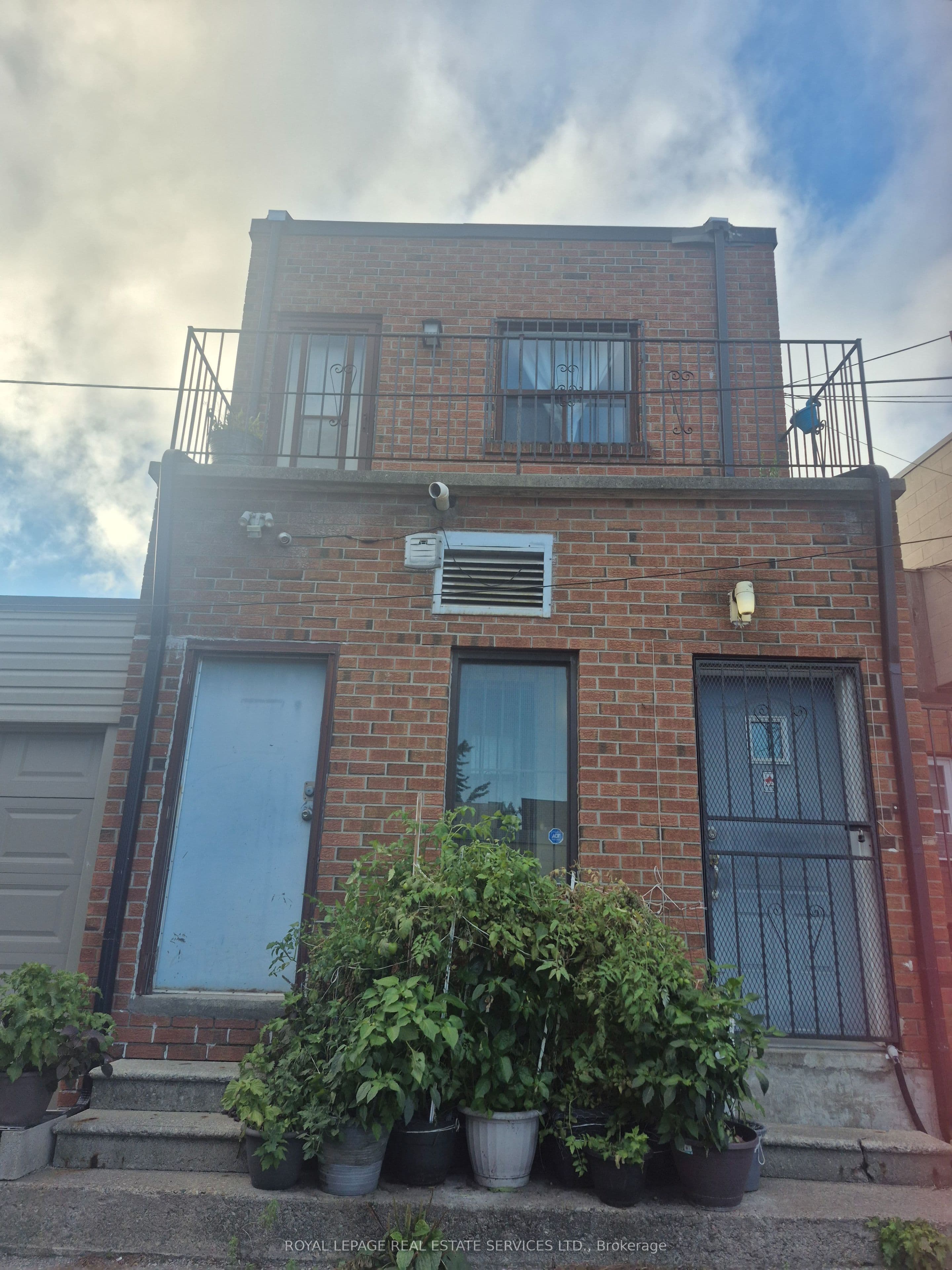 1584 Dundas Street W, Toronto, ON M6K 1T8