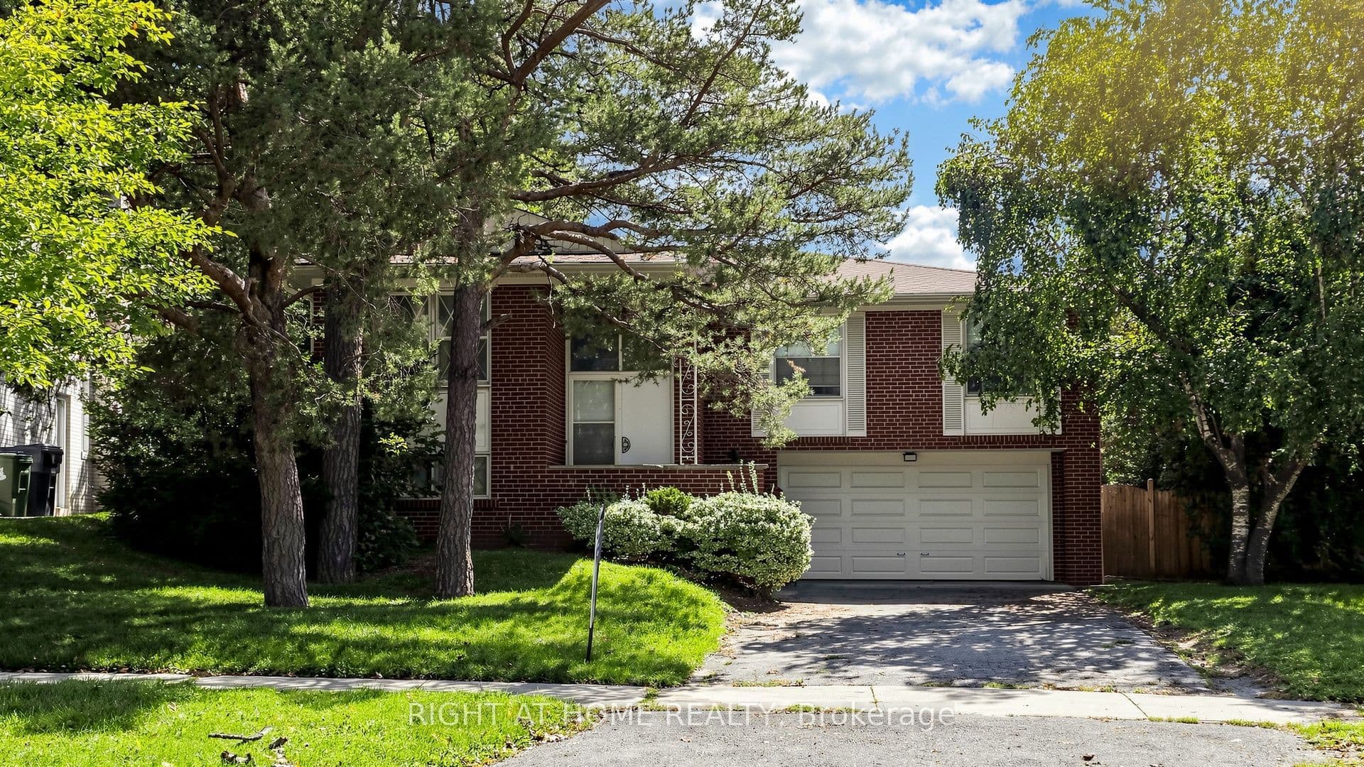 7 The Links Road, Toronto, ON M2P 1T4