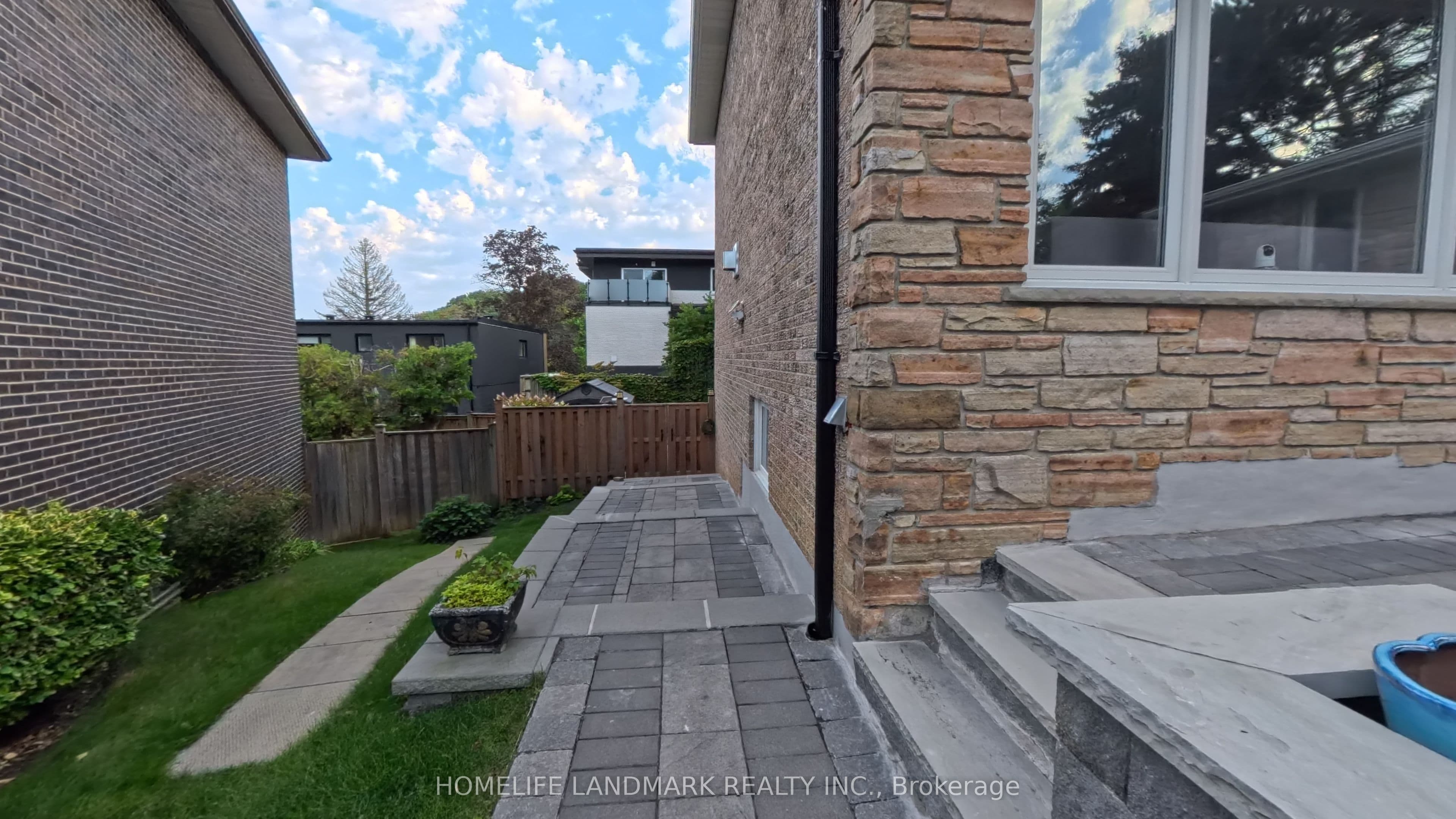 21 Bearwood Drive, Toronto, ON M9A 4G5