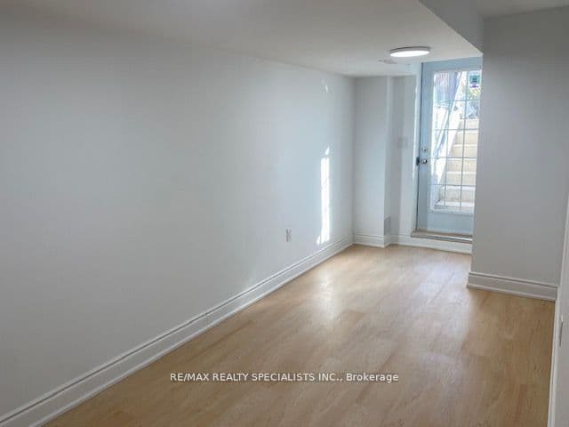 886 Francine Crescent Lower, Mississauga, ON L5V 0E2