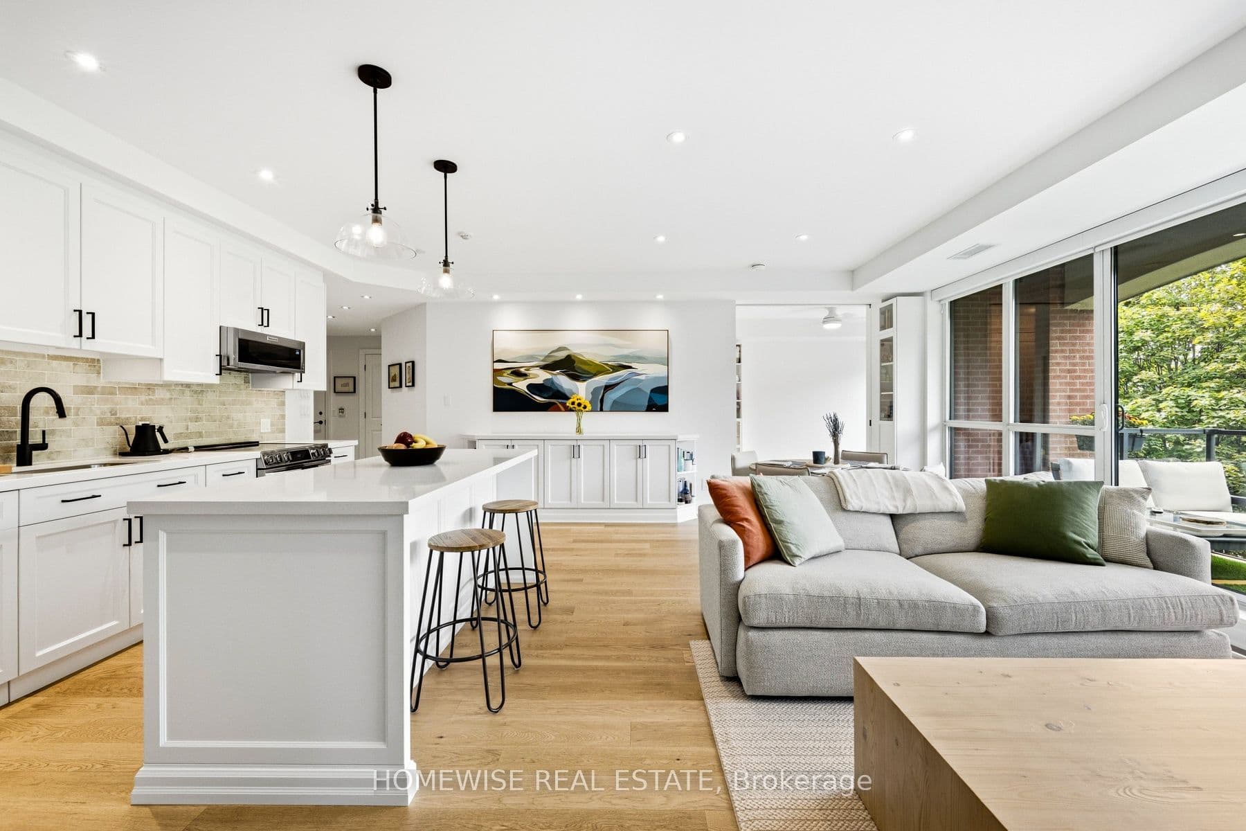 11 Soho Street 403, Toronto, ON M5T 3L7