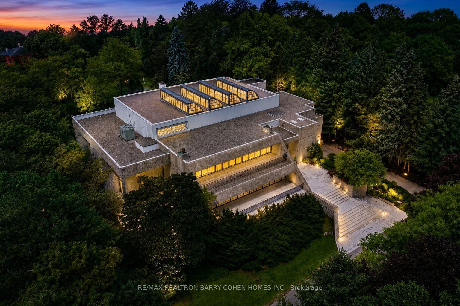 30 High Point Road, Toronto, ON M3C 2R3