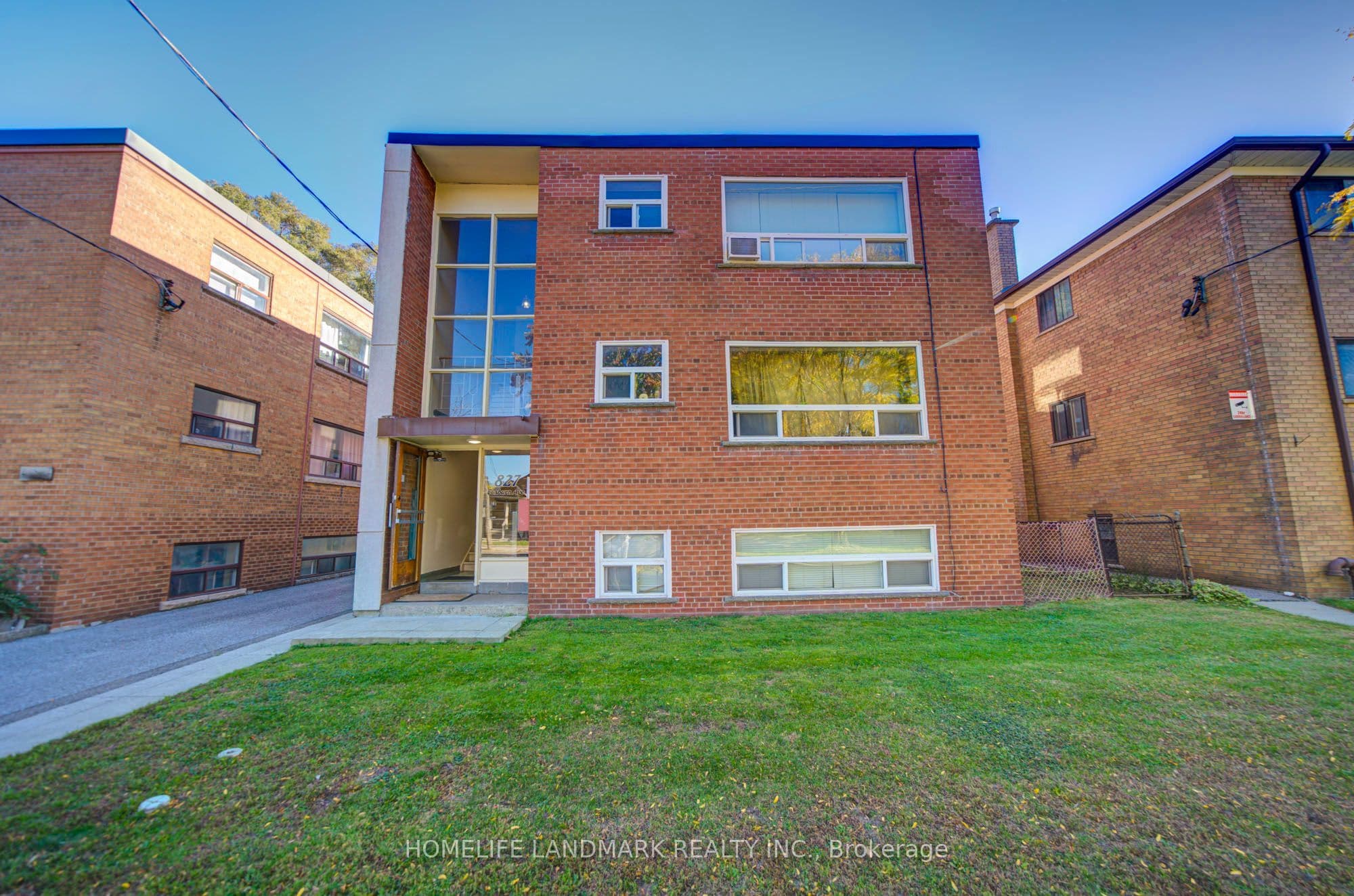 827 Cosburn Avenue, Toronto, ON M4C 2V9