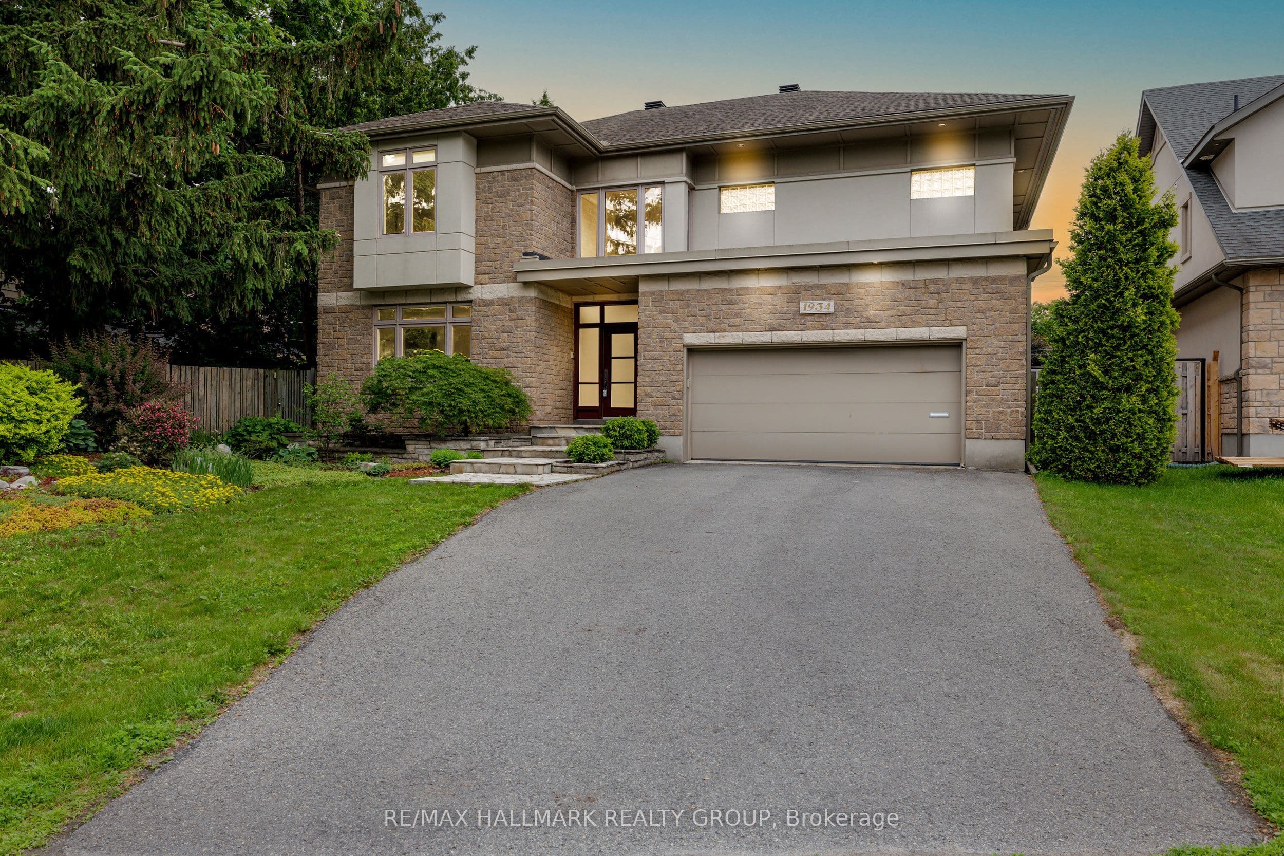 1934 Lenester Avenue, McKellar Heights - Glabar Park and Area, ON K2A 1J9