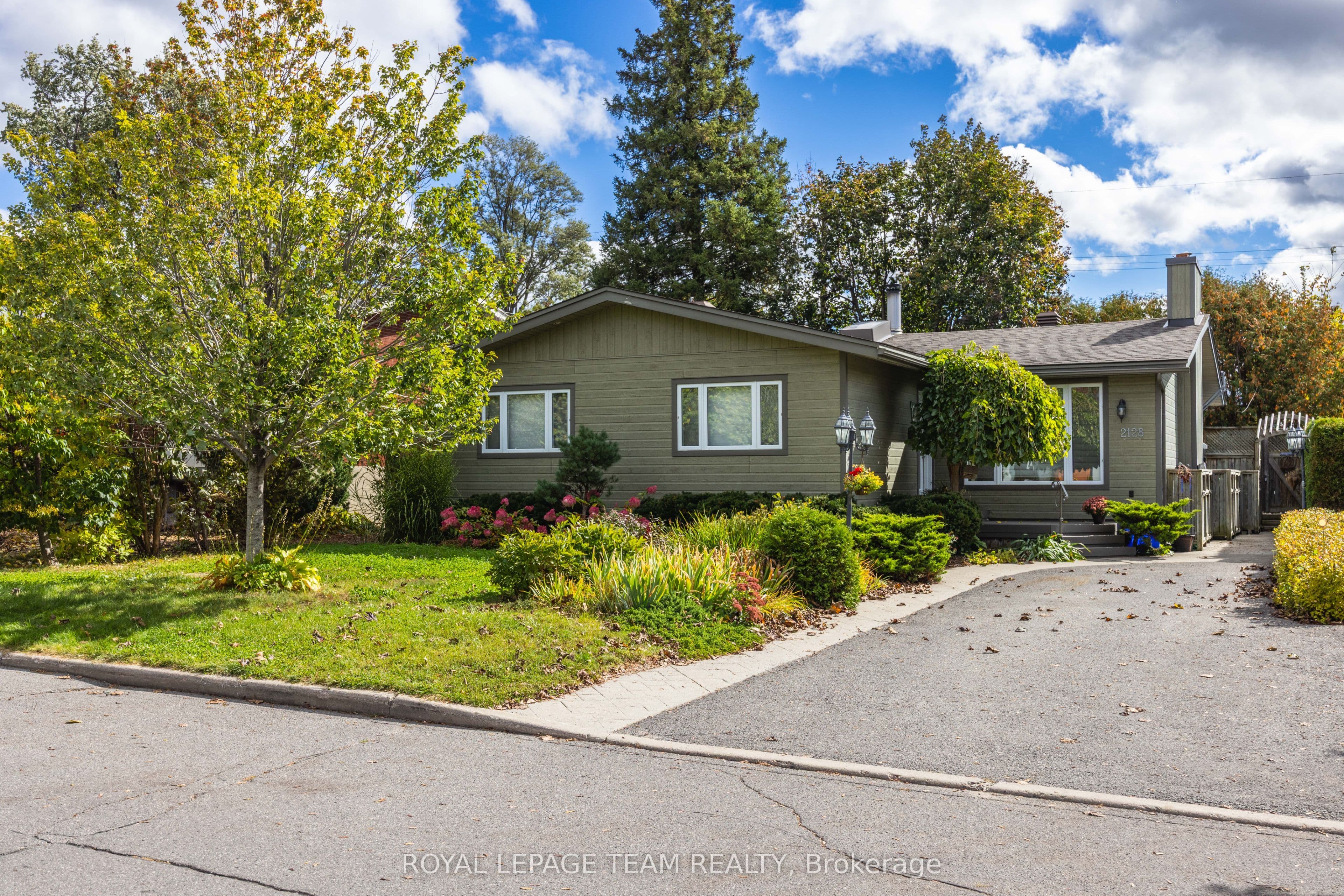 2128 Benjamin Avenue, McKellar Heights - Glabar Park and Area, ON K2A 1P4