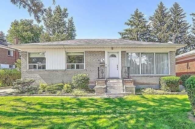 43 Boothbay Crescent (Lower Level), Newmarket, ON L3Y 1Y6