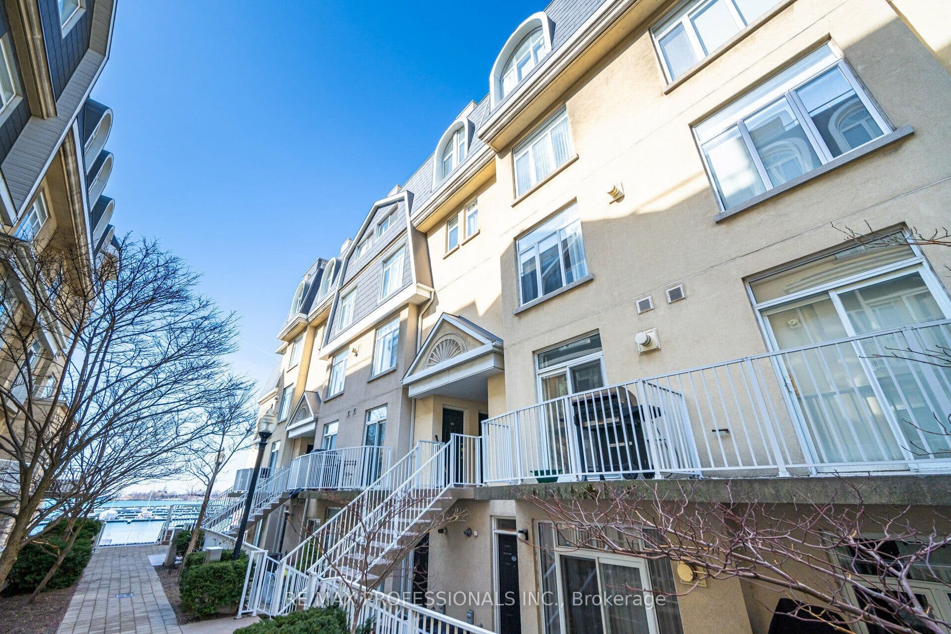 32 Stadium Road 362, Toronto, ON M5V 3P4