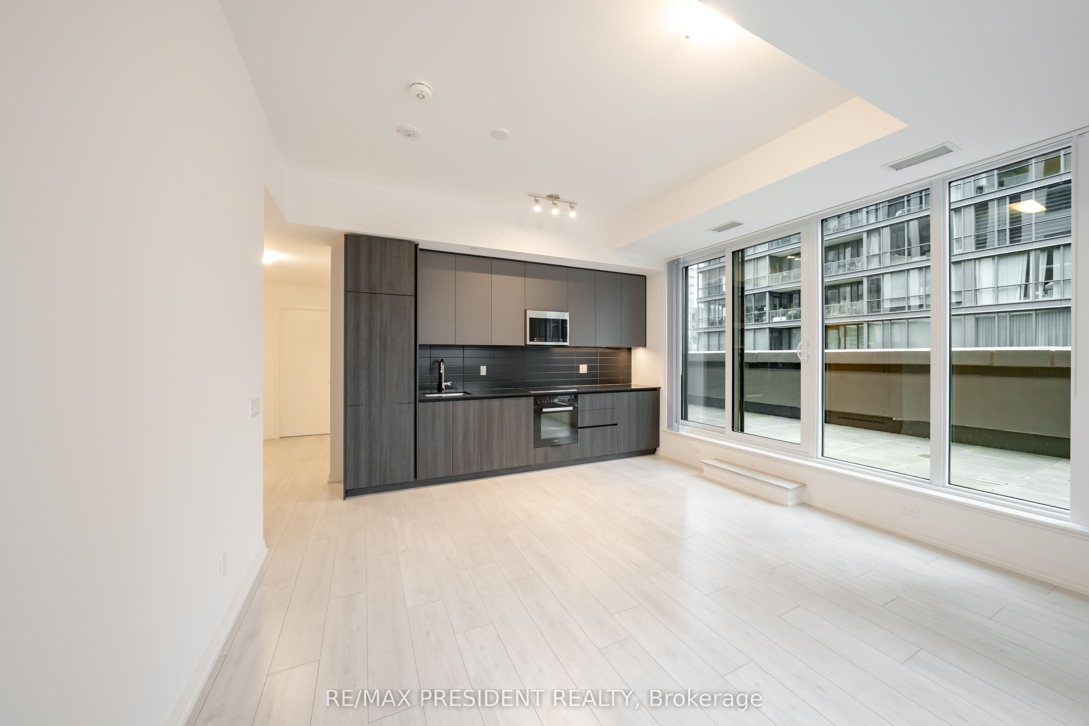400 King Street W 822, Toronto, ON M5V 1K2