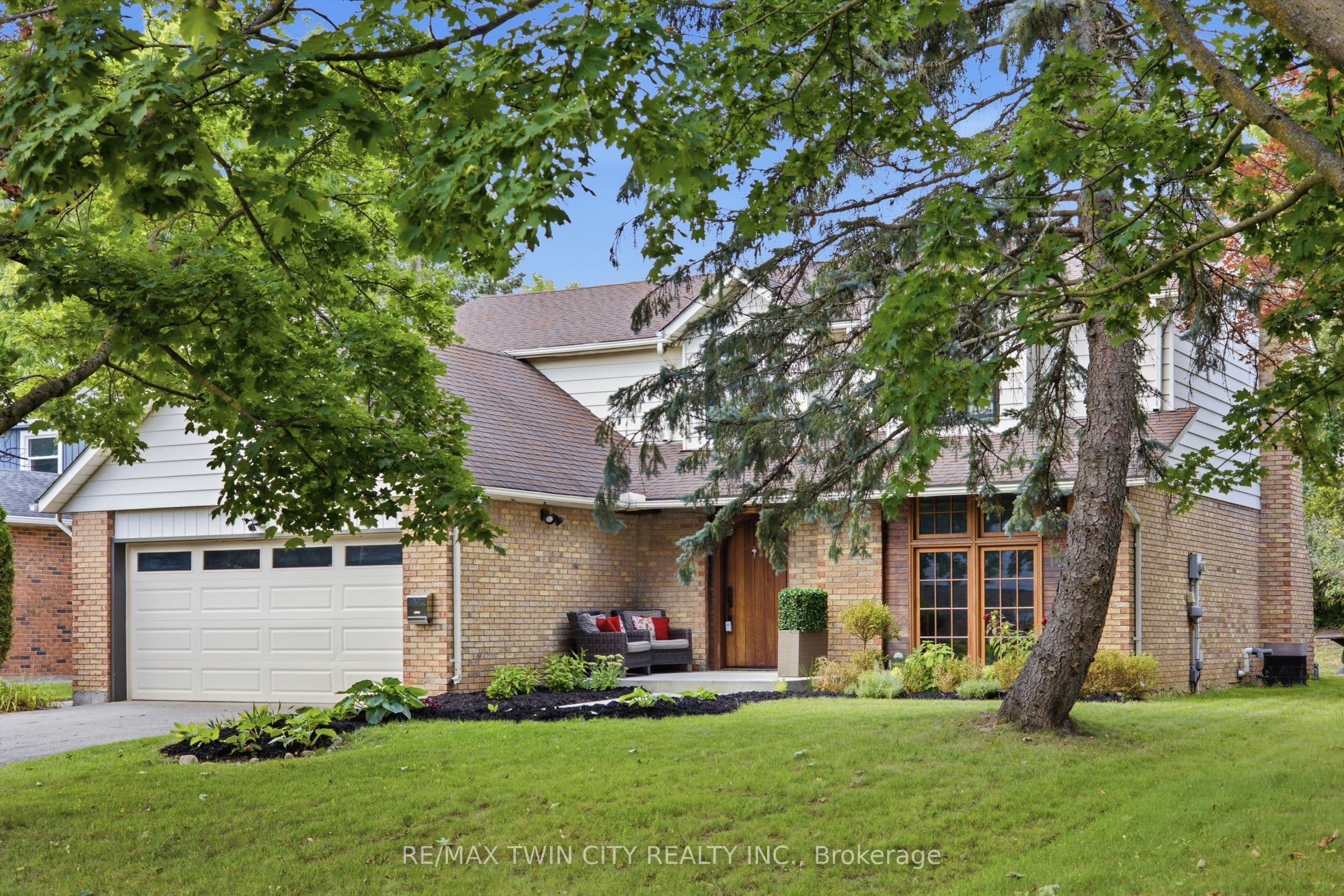 416 Clairbrook Crescent, Waterloo, ON N2L 5V7