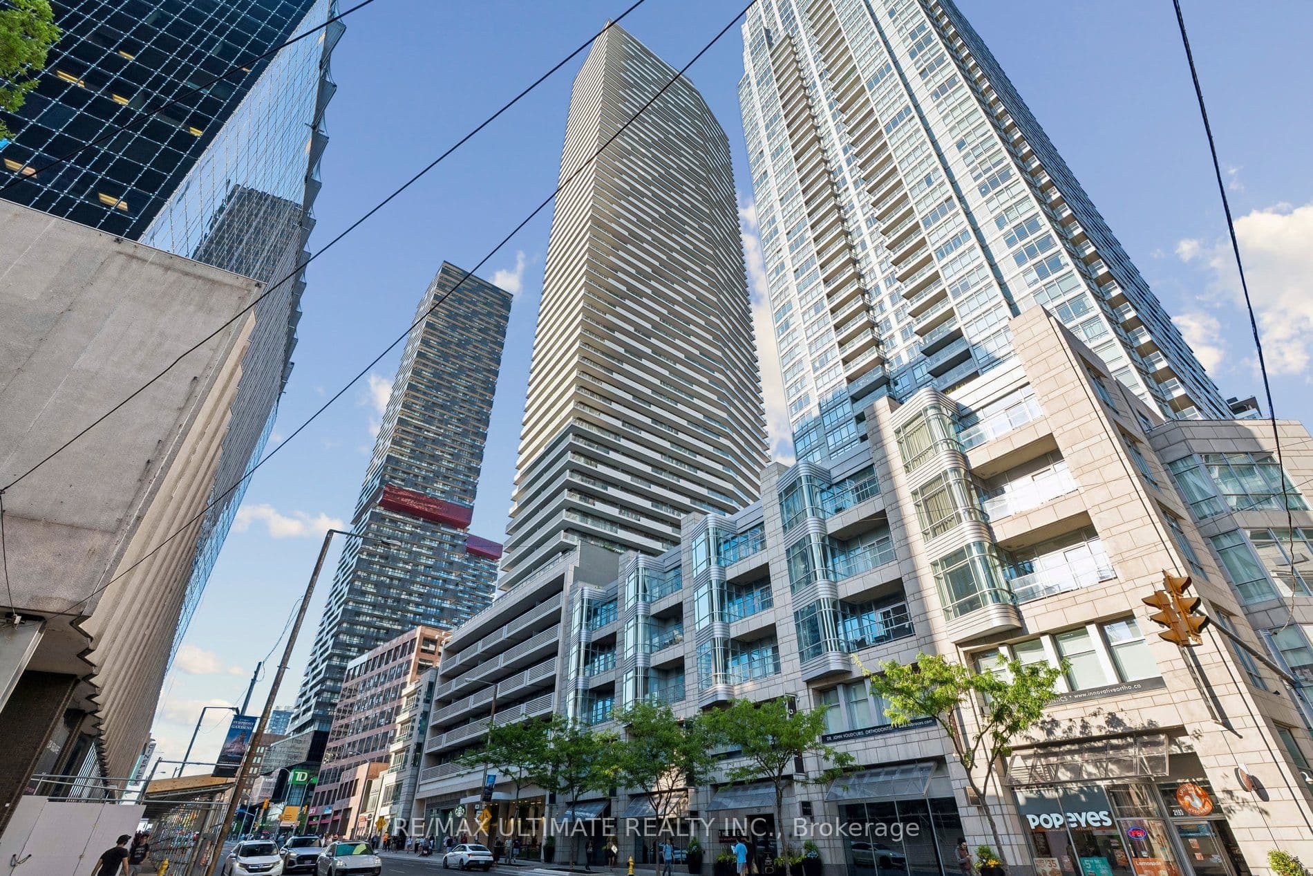 2221 Yonge Street 3905, Toronto, ON M4S 2B4