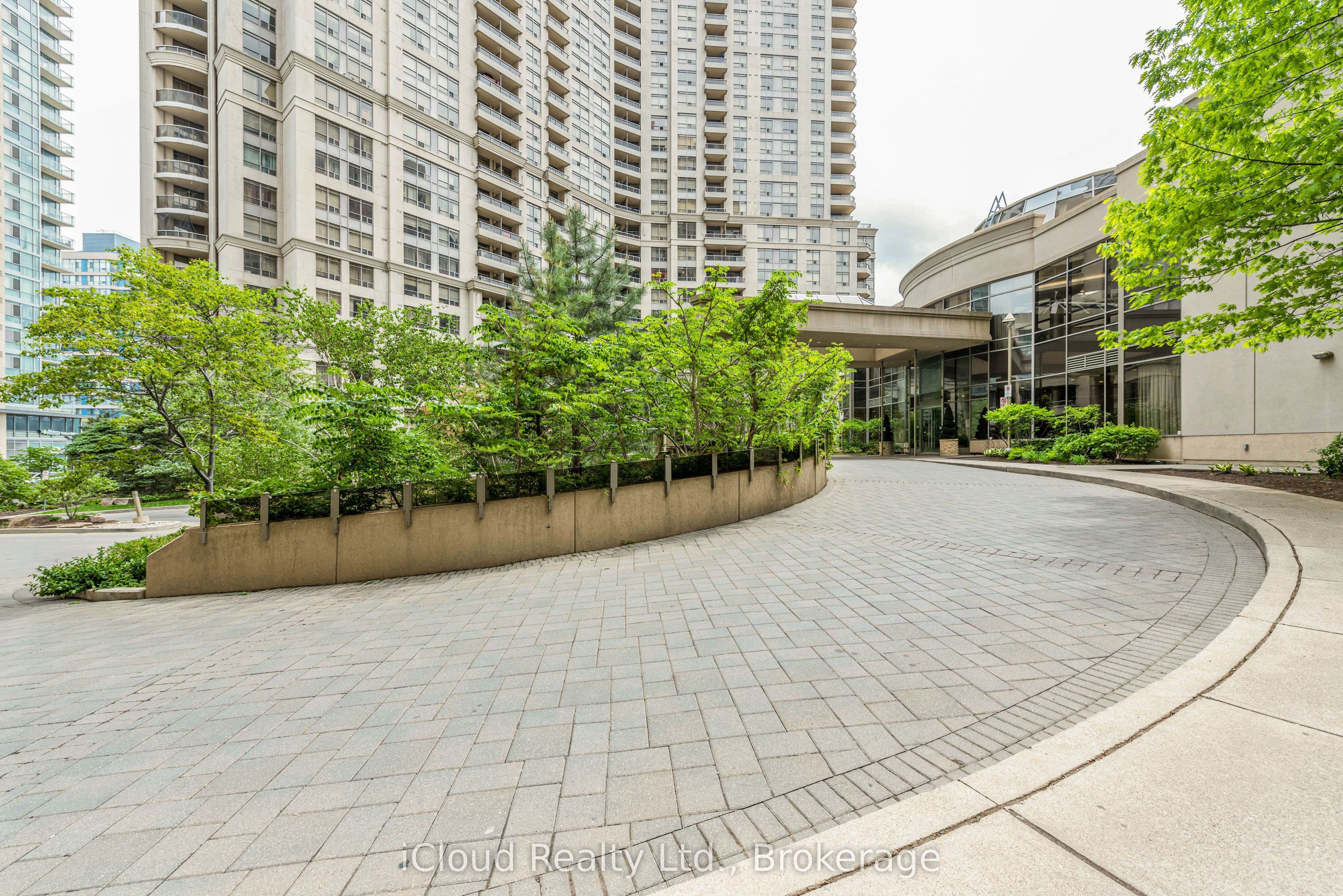 3888 Duke Of York Boulevard 2521, Mississauga, ON L5B 4P5