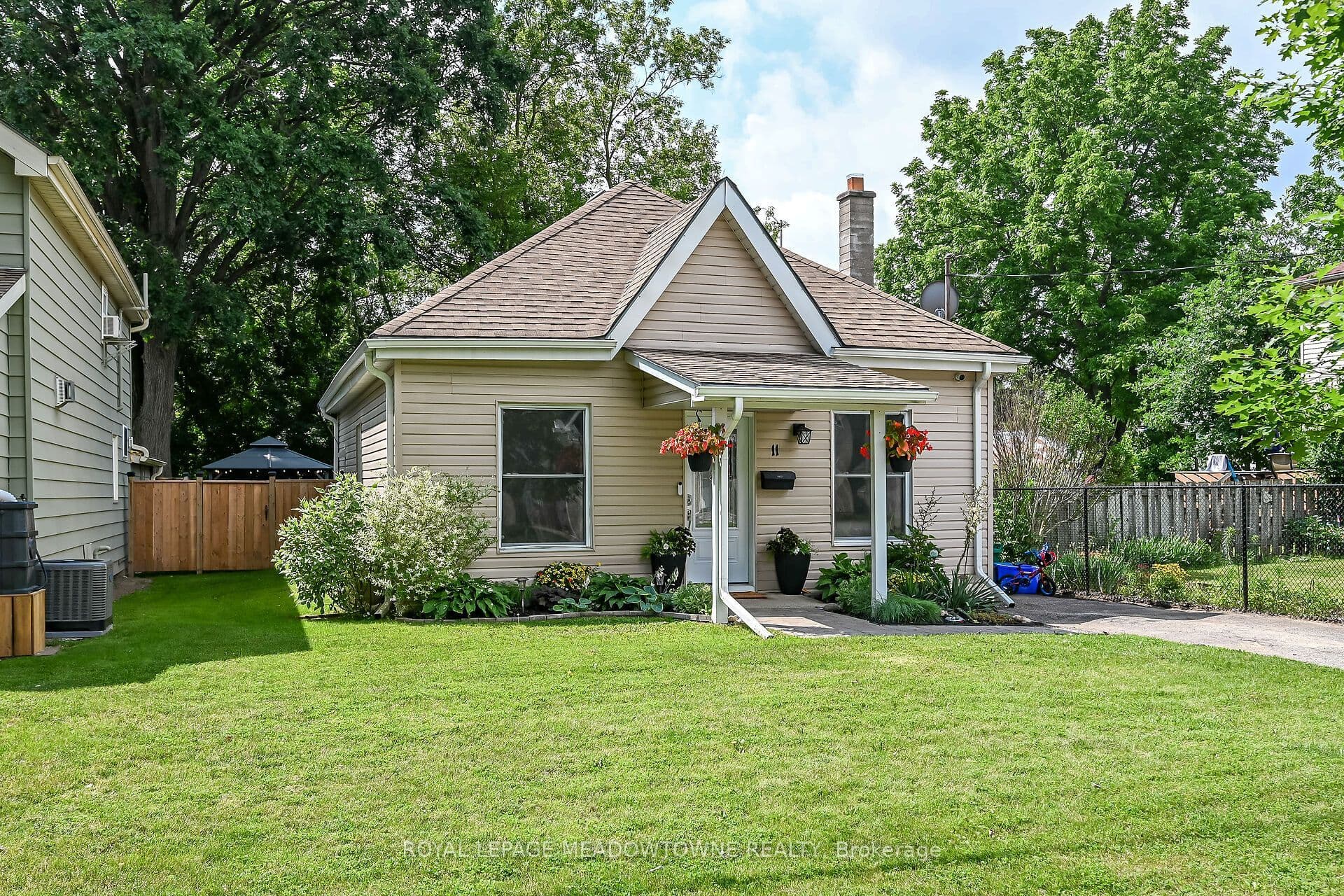 11 Stirton Avenue, Brantford, ON N3T 1E2