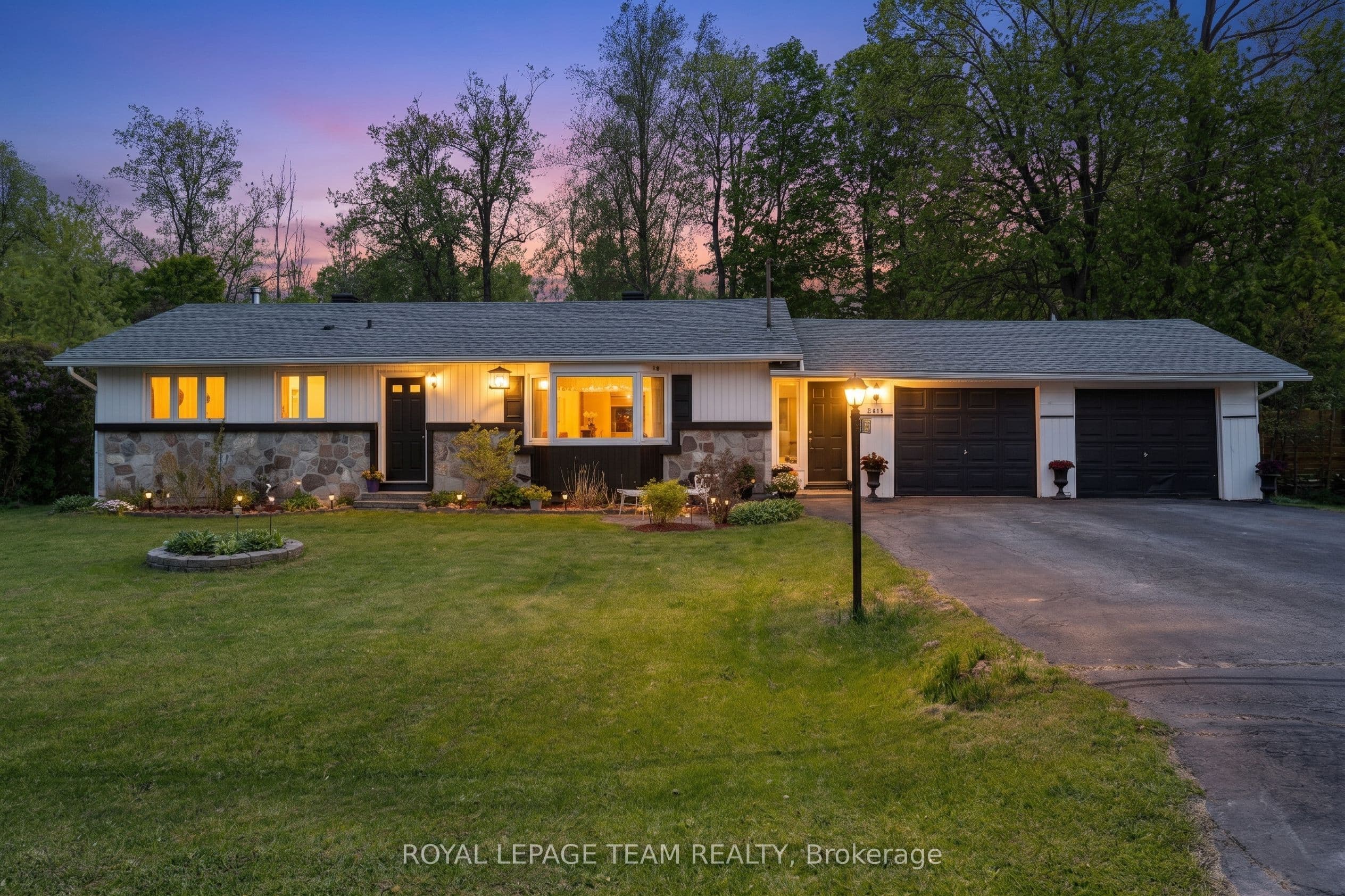 5643 Ficko Crescent, Blossom Park - Airport and Area, ON K1X 1H3