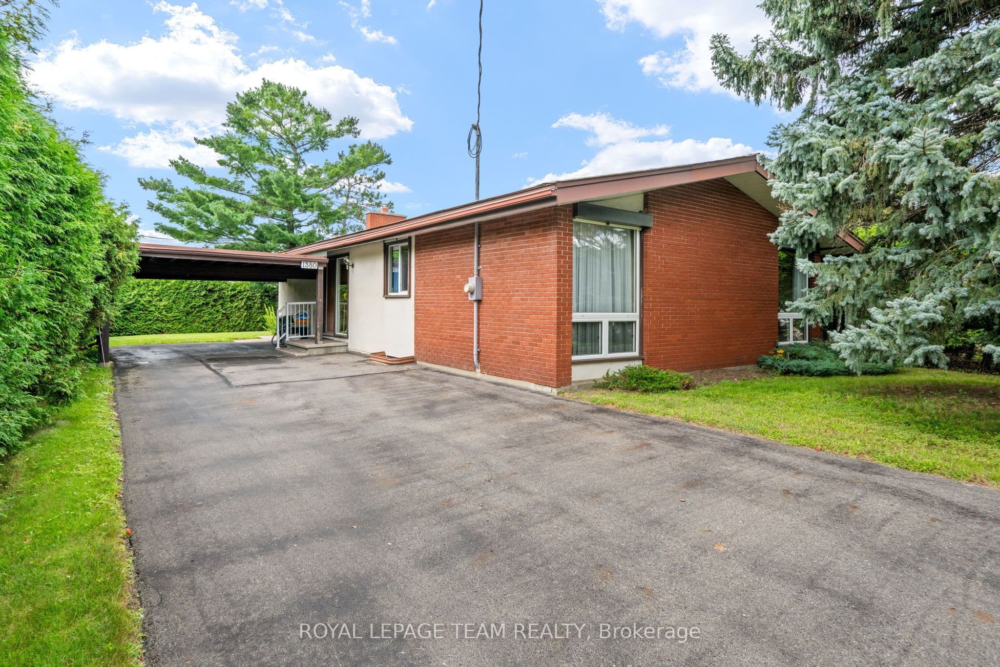 1380 Marchand Street, Cyrville - Carson Grove - Pineview, ON K1B 3N8
