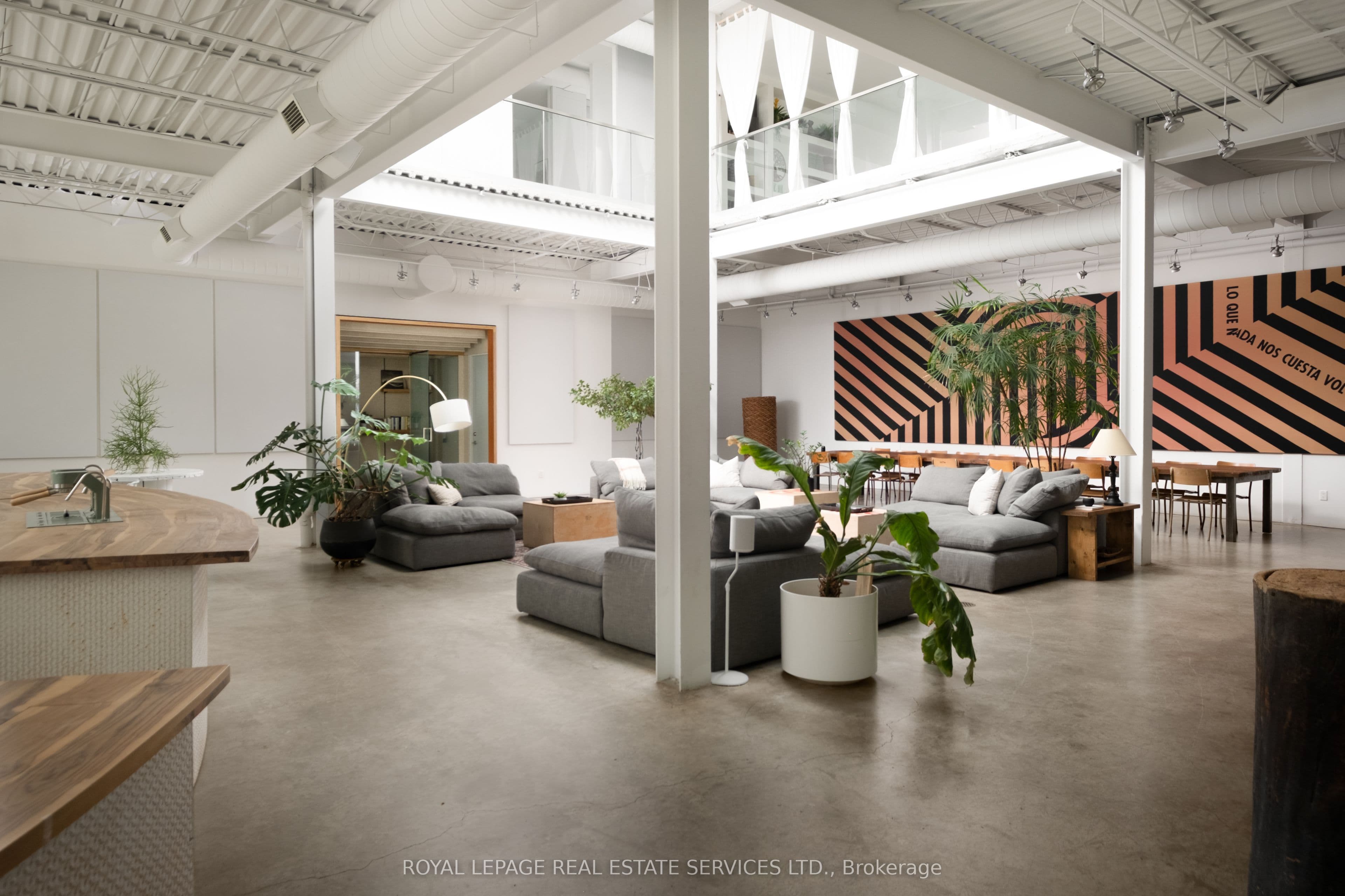 1 Roof Garden Lane, Toronto, ON M6H 1R2