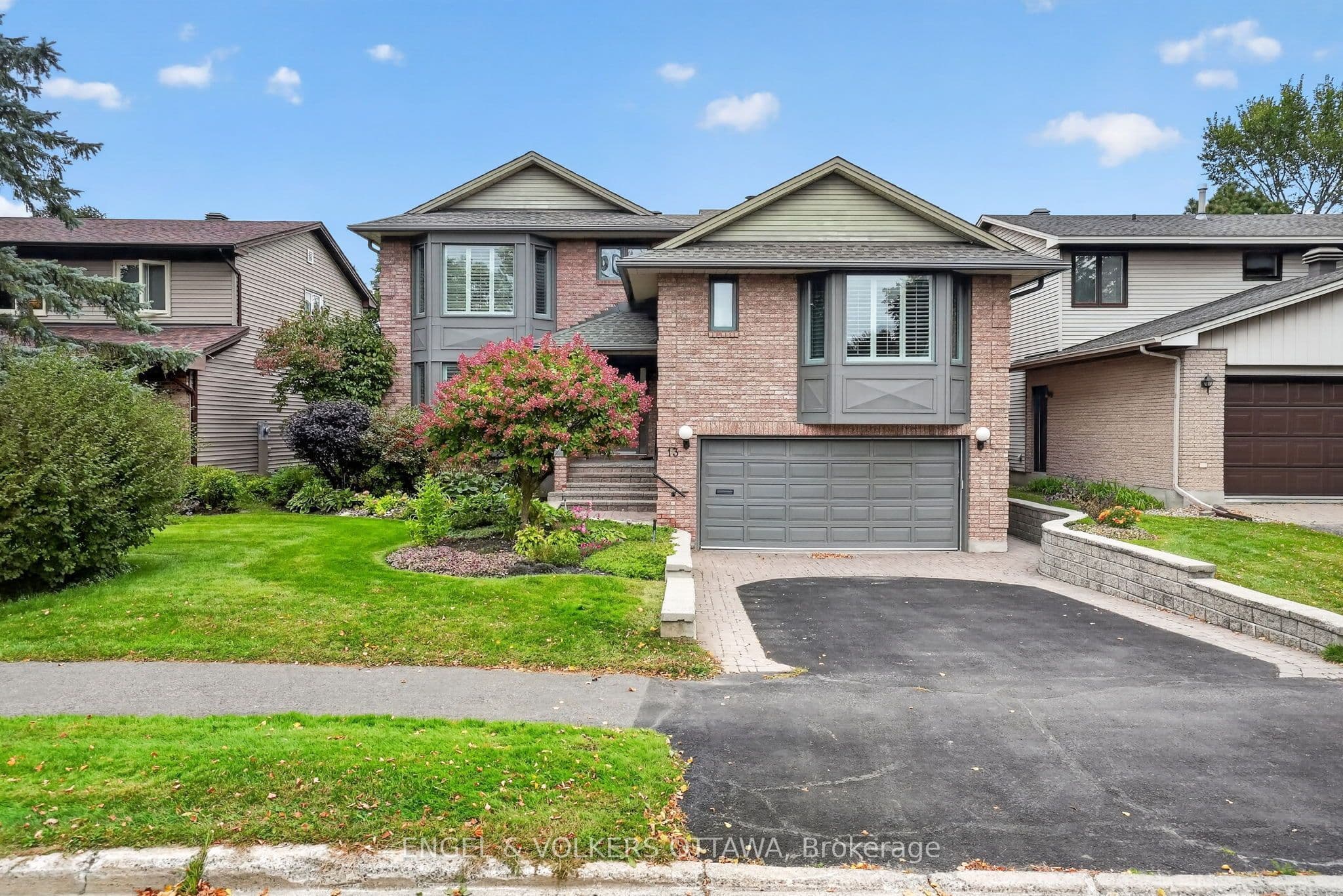 13 Lynhurst Avenue, Billings Bridge - Riverside Park and Area, ON K1V 9W8