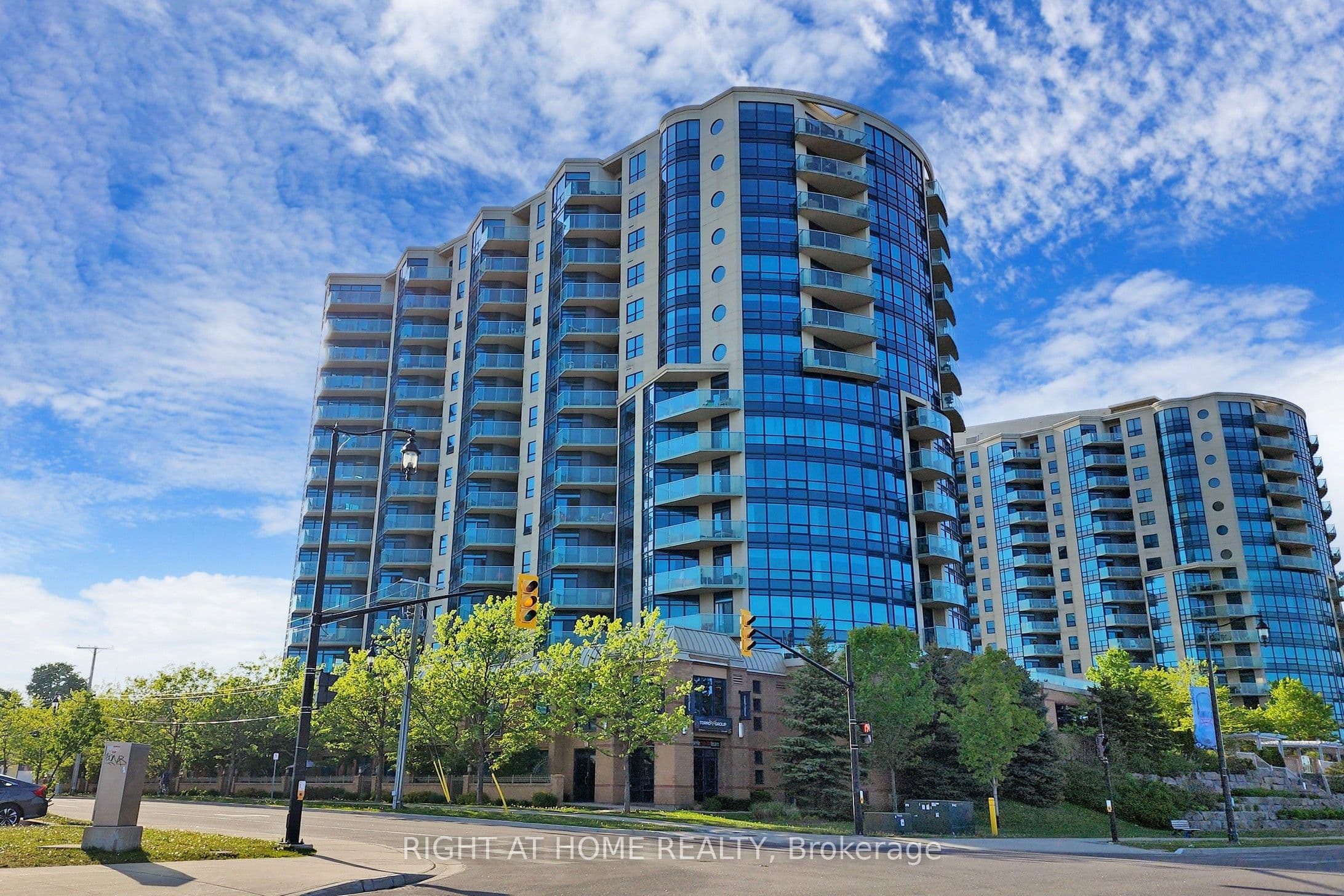 37 Ellen Street PH06, Barrie, ON L0K 1S0