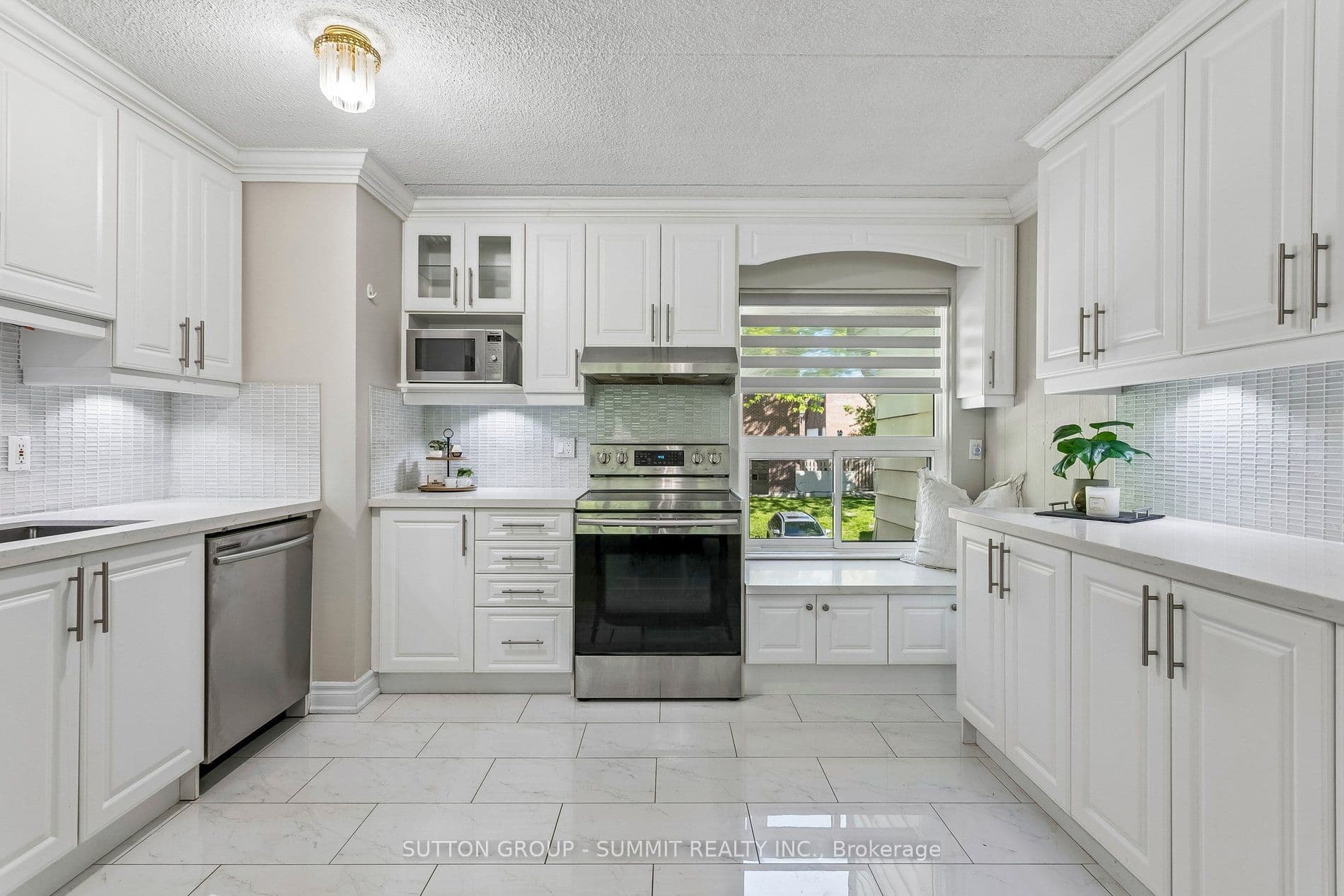 180 MISSISSAUGA VALLEY Boulevard 211, Mississauga, ON L5A 3M2