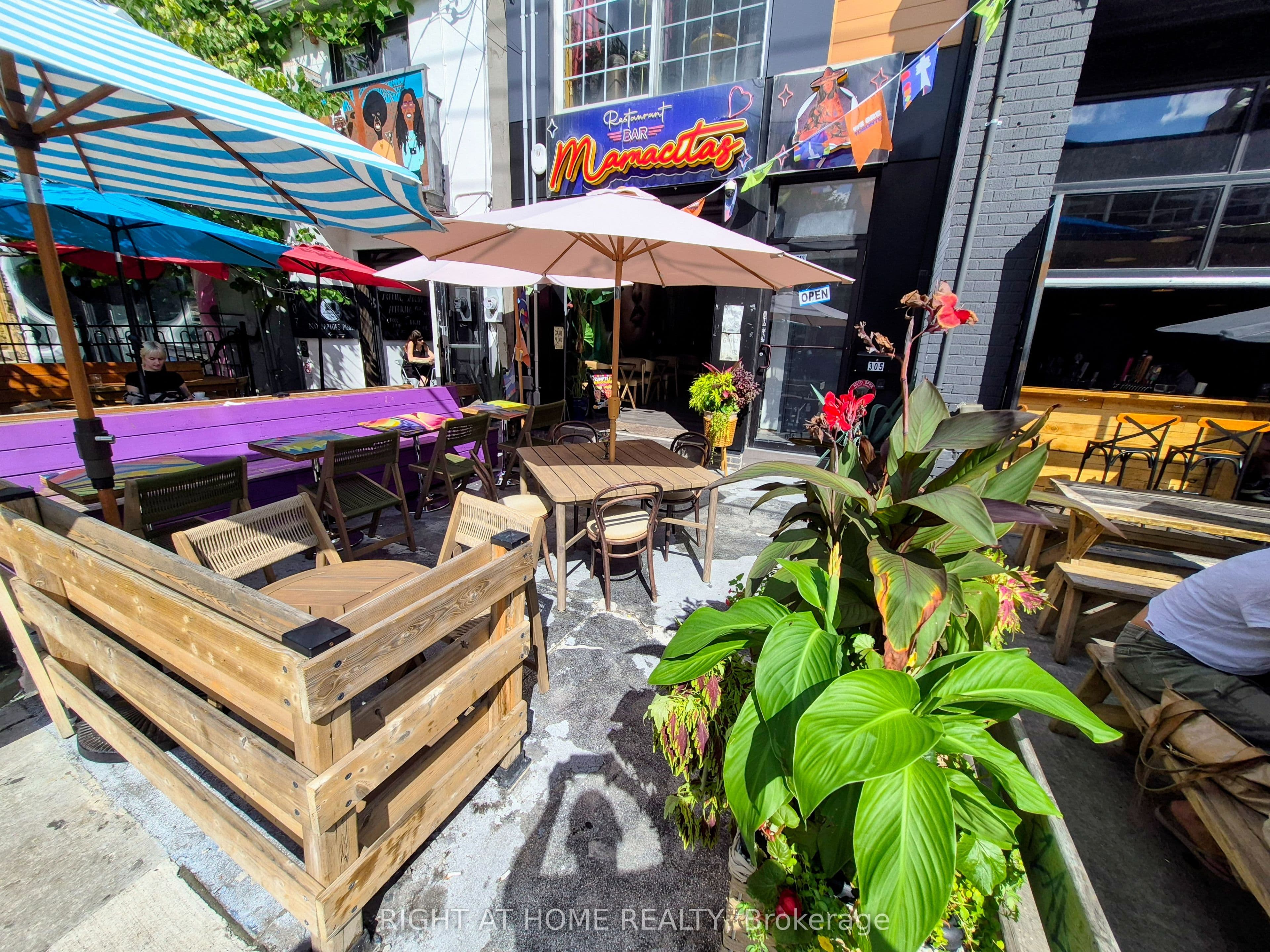 305 Augusta Avenue, Toronto, ON M5T 2M2