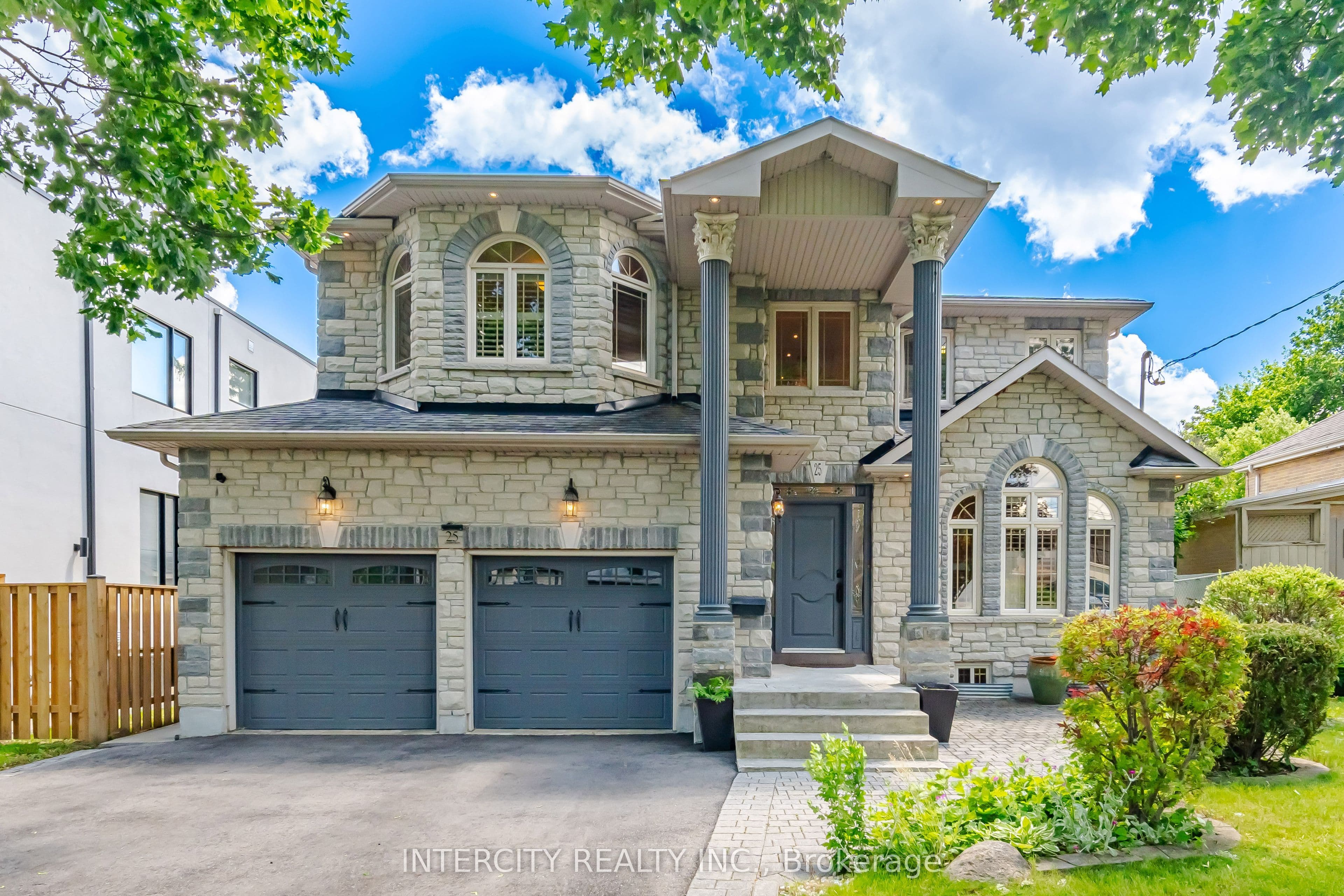 25 Lockheed Boulevard, Toronto, ON M9P 2H5